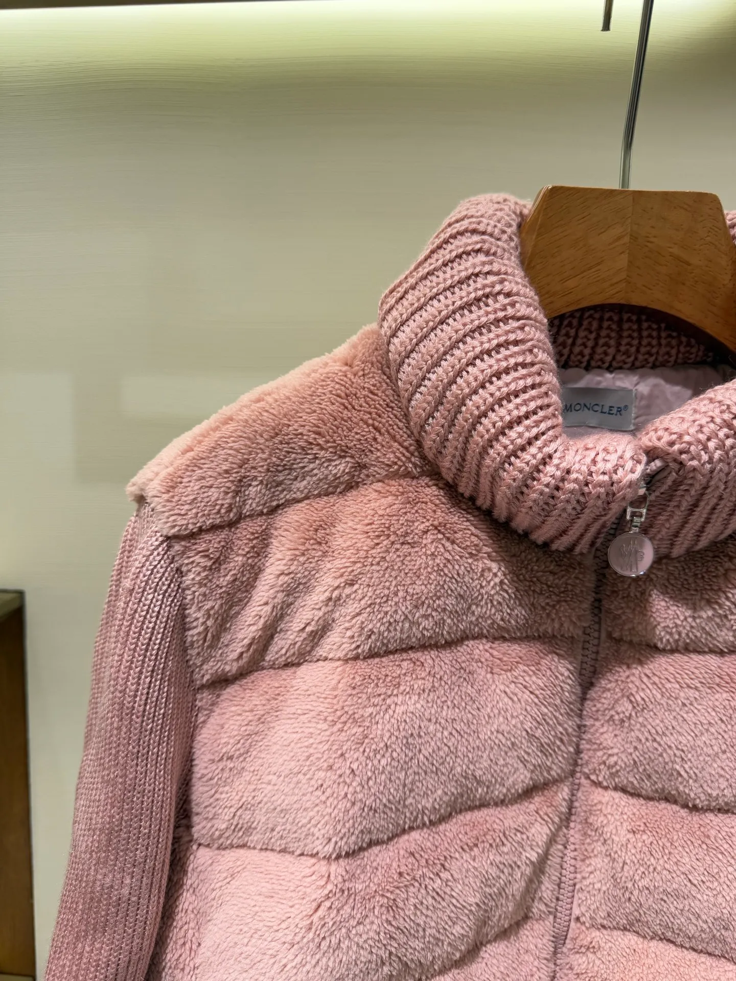 P940 Moncler Women's Hooded Wool Teddy Down Jacket This cardigan is made of wool and teddy style fabrics, providing a soft and comfortable wearing experience. Midweight knitted piece with down-filled front and back that can easily be worn as a outer layer in warmer weather.   Fabric: Sleeves and collar made of woolen wool, Longue saison lining, 90% goose down Craftsmanship: Front and back filled down teddy style, purl stitch, 5 stitches, zipper closure, zipper pockets, ribbed cuffs (supports NFC function) Size: S M L 4336080