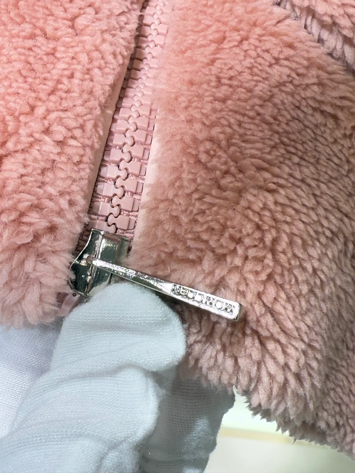 P940 Moncler Women's Hooded Wool Teddy Down Jacket This cardigan is made of wool and teddy style fabrics, providing a soft and comfortable wearing experience. Midweight knitted piece with down-filled front and back that can easily be worn as a outer layer in warmer weather.   Fabric: Sleeves and collar made of woolen wool, Longue saison lining, 90% goose down Craftsmanship: Front and back filled down teddy style, purl stitch, 5 stitches, zipper closure, zipper pockets, ribbed cuffs (supports NFC function) Size: S M L 4336080