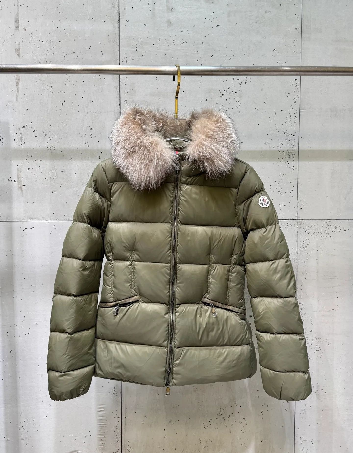 P1040 Moncler Boed short women's down jacket 🌟 The Boed down jacket is designed with a feminine silhouette and is equipped with a delicate belt to create a sophisticated and elegant winter look. This hooded down jacket is made from longue saison fabric and features a luxurious, rich fox fur collar. Cold protection and beauty coexist, black, white, coffee and military green, size 1234