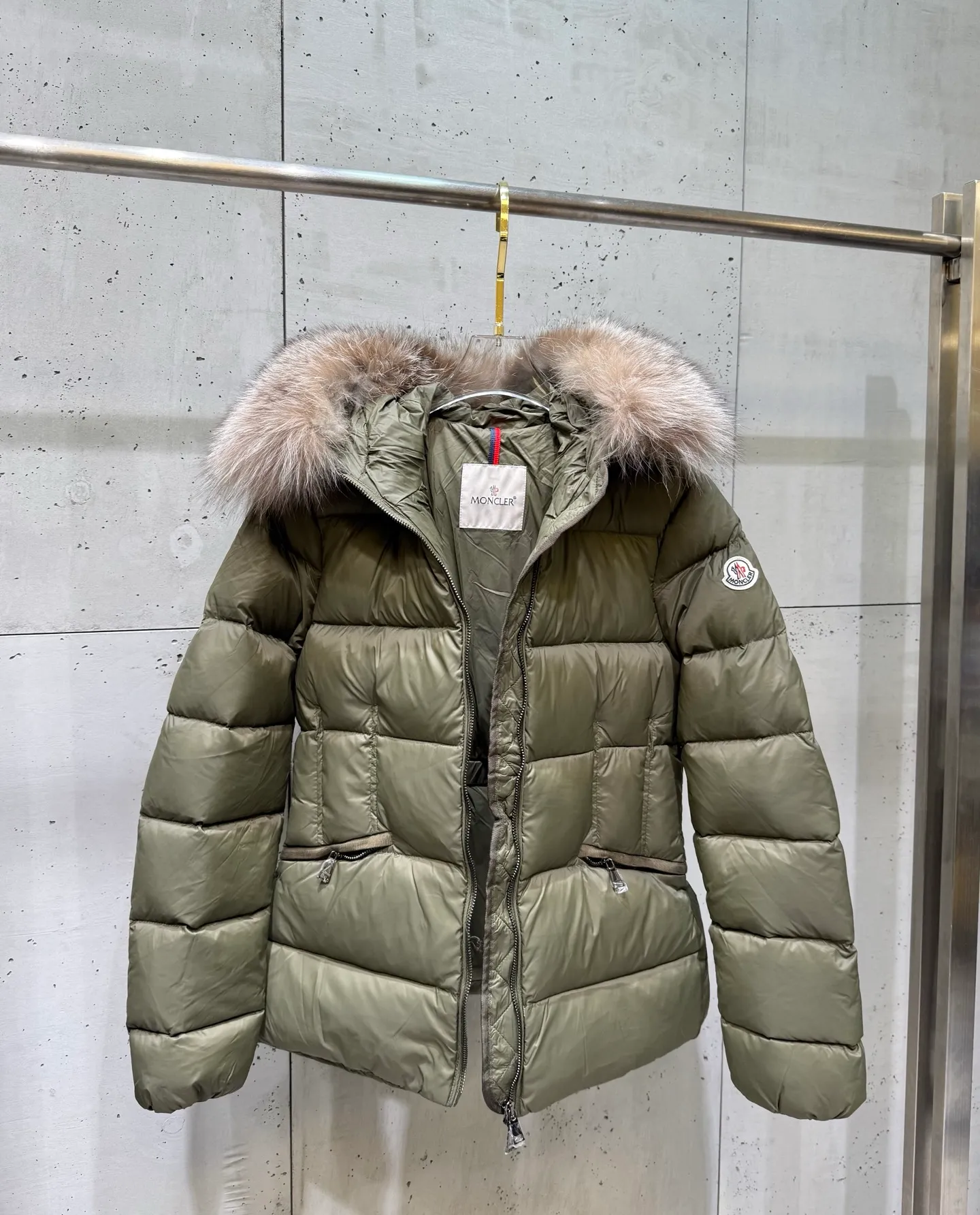 P1040 Moncler Boed short women's down jacket 🌟 The Boed down jacket is designed with a feminine silhouette and is equipped with a delicate belt to create a sophisticated and elegant winter look. This hooded down jacket is made from longue saison fabric and features a luxurious, rich fox fur collar. Cold protection and beauty coexist, black, white, coffee and military green, size 1234