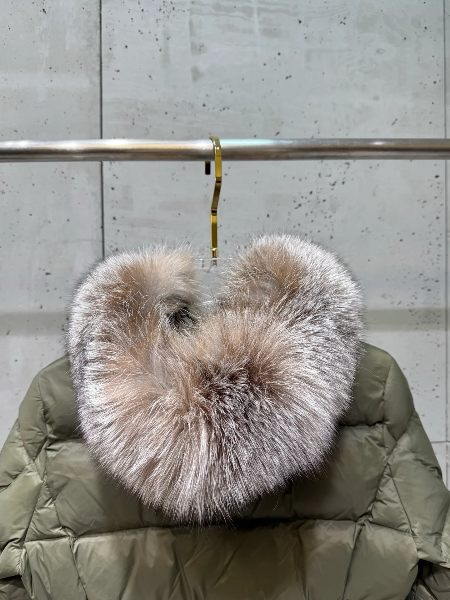 P1040 Moncler Boed short women's down jacket 🌟 The Boed down jacket is designed with a feminine silhouette and is equipped with a delicate belt to create a sophisticated and elegant winter look. This hooded down jacket is made from longue saison fabric and features a luxurious, rich fox fur collar. Cold protection and beauty coexist, black, white, coffee and military green, size 1234