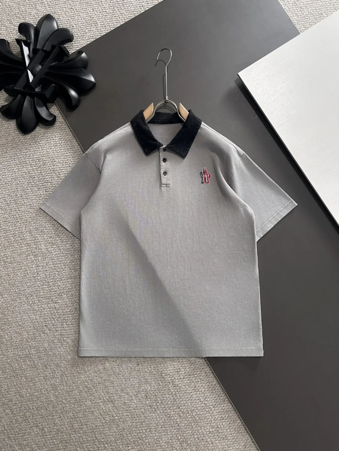 Next day delivery P300 high version MONCLER/muzzled 25ss spring and summer new high-definition T-shirt. Made with machines imported from Italy. Truly the most luxurious and high-quality. The style that you can wear with your eyes closed. Heavy combed fabrics. High-strength and heavy-weight fabrics feel substantial when weighed. The upper body is more textured than ordinary T-shirts and is not easy to deform. This texture can cope with the weather. It absorbs sweat and is breathable, suitable for both hot and cold conditions! Perfectly produced with reference to the original stitch and stitch! The loose fit design is super noble. Custom-woven signature ribbed collar, cuffs, and hem. Really rare and rare goods Size: S-XXL