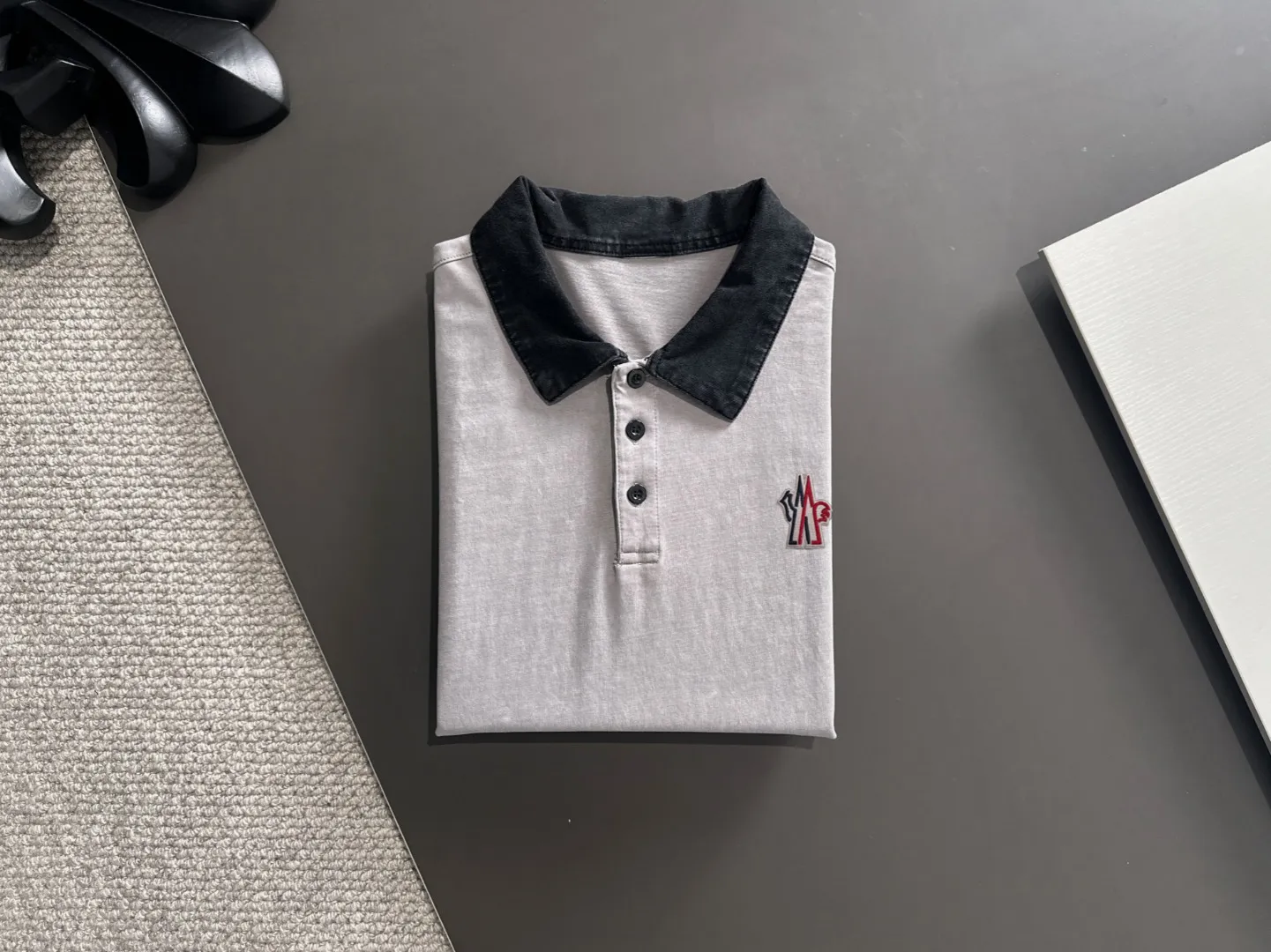 Next day delivery P300 high version MONCLER/muzzled 25ss spring and summer new high-definition T-shirt. Made with machines imported from Italy. Truly the most luxurious and high-quality. The style that you can wear with your eyes closed. Heavy combed fabrics. High-strength and heavy-weight fabrics feel substantial when weighed. The upper body is more textured than ordinary T-shirts and is not easy to deform. This texture can cope with the weather. It absorbs sweat and is breathable, suitable for both hot and cold conditions! Perfectly produced with reference to the original stitch and stitch! The loose fit design is super noble. Custom-woven signature ribbed collar, cuffs, and hem. Really rare and rare goods Size: S-XXL