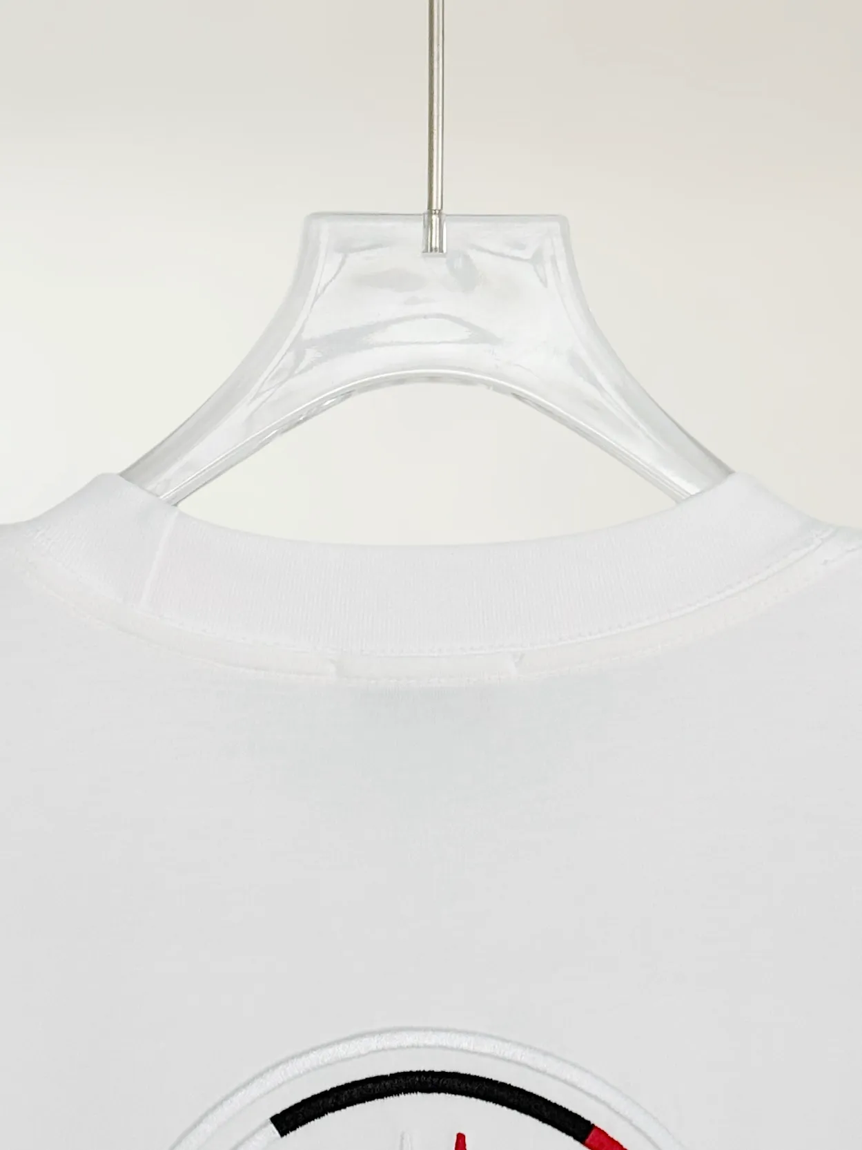 P160 [High Quality] Moncler ss25 spring and summer new model debuts the latest short-sleeved round neck T-shirt, high-end custom design, avant-garde and fashionable! The brand logo is embroidered on the front and back with heavy craftsmanship. High-end customized 32-count 280g fabric. Soft to the touch. Comfortable to wear. Exquisite stitching. Fine workmanship. The upper body effect is incomparably handsome! A must-have item for a stylish man! Color: black, white Size: S to xL