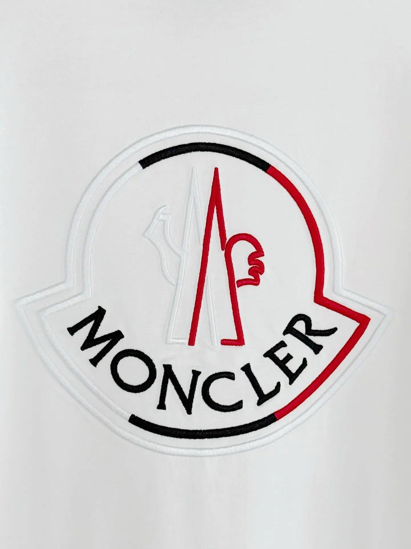 P160 [High Quality] Moncler ss25 spring and summer new model debuts the latest short-sleeved round neck T-shirt, high-end custom design, avant-garde and fashionable! The brand logo is embroidered on the front and back with heavy craftsmanship. High-end customized 32-count 280g fabric. Soft to the touch. Comfortable to wear. Exquisite stitching. Fine workmanship. The upper body effect is incomparably handsome! A must-have item for a stylish man! Color: black, white Size: S to xL