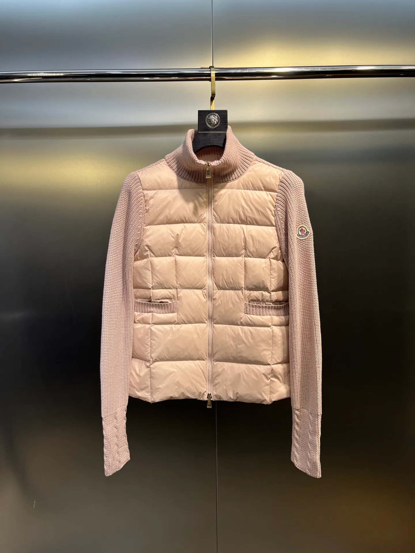 P640 moncler 🌟 25 new autumn and winter style Wool down jacket with lapel stitching Knitted rib lapel design at the neck Short version of the upper body is cool and neat Super sense of proportion National standard 90 white goose down filled body Hem Knitted thread windproof cuffs Shoulder logo patch dots Full of down filling The upper body is not bloated Light and warm Minimalist and elegant without being picky Easy to match when going out size: s-xl