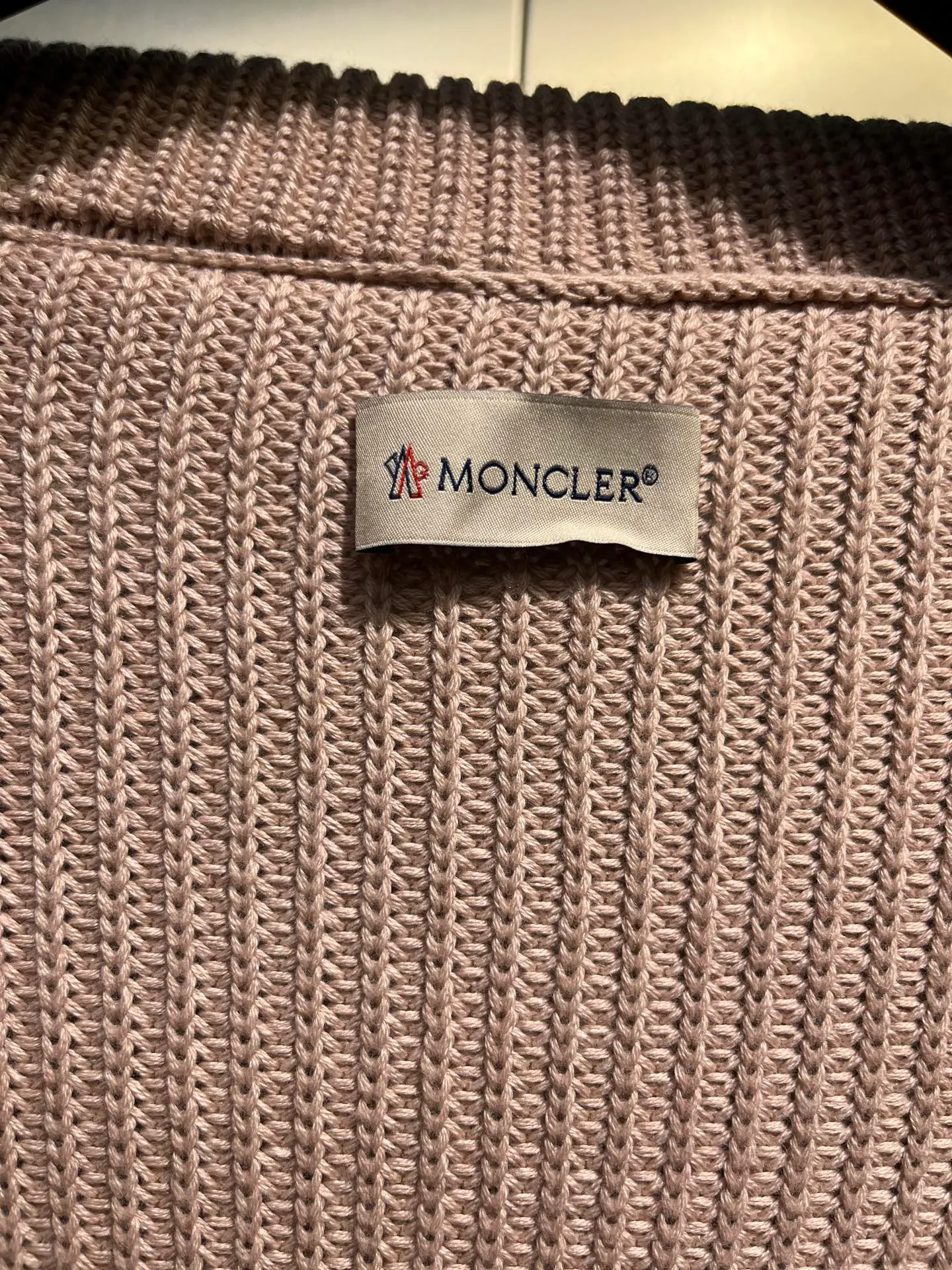 P640 moncler 🌟 25 new autumn and winter style Wool down jacket with lapel stitching Knitted rib lapel design at the neck Short version of the upper body is cool and neat Super sense of proportion National standard 90 white goose down filled body Hem Knitted thread windproof cuffs Shoulder logo patch dots Full of down filling The upper body is not bloated Light and warm Minimalist and elegant without being picky Easy to match when going out size: s-xl