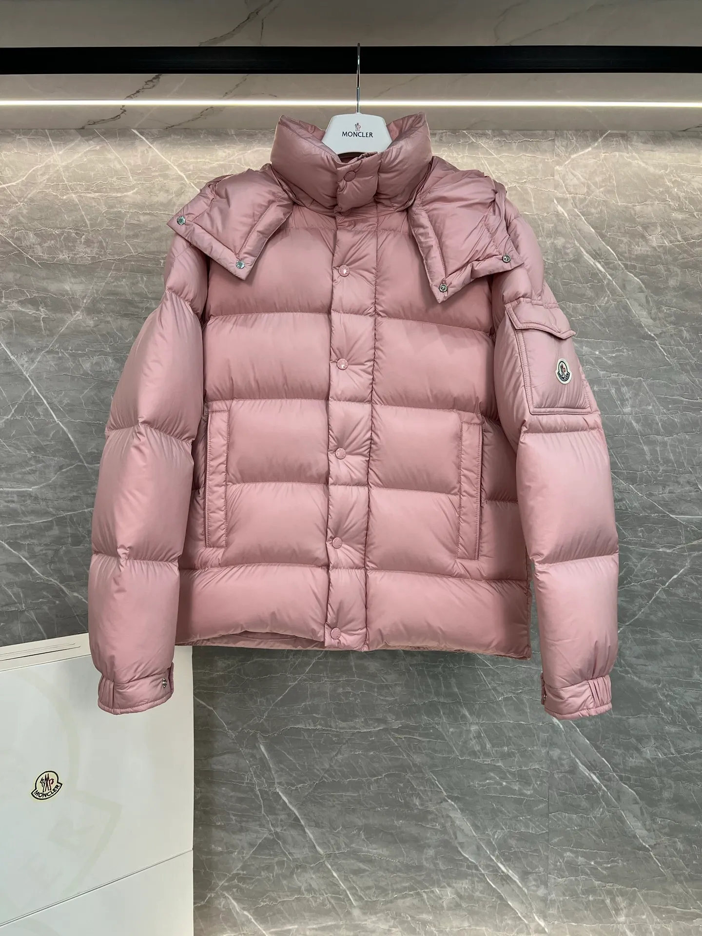 P780 Hot Sale ⬆️Moncler [New Product] Maya Women's 90 White Duck Down Winter Down Jacket Jacket. ❗️❗️❗️❗️❗️ The iconic Moncler down jacket is highly recognizable.  The Moncler Maya cropped down jacket is refreshed in a new colorway. Made from matte fabric and featuring signature checkered quilting, it reflects the essence of the Moncler brand. The style features a sharp silhouette with a detachable hood and adjustable hem in a timeless design suitable for every season and trend. The sleeves feature classic patch pockets. Details •Made from polyester fabric •Polyester lining •Down filling •Removable and adjustable hood •Zipper closure with snap buttons at front windshield •Zip pockets •Adjustable cuffs •Elastic drawstring hem Size : 1-2-3-4-5 Black, White, Pink, Cardigan