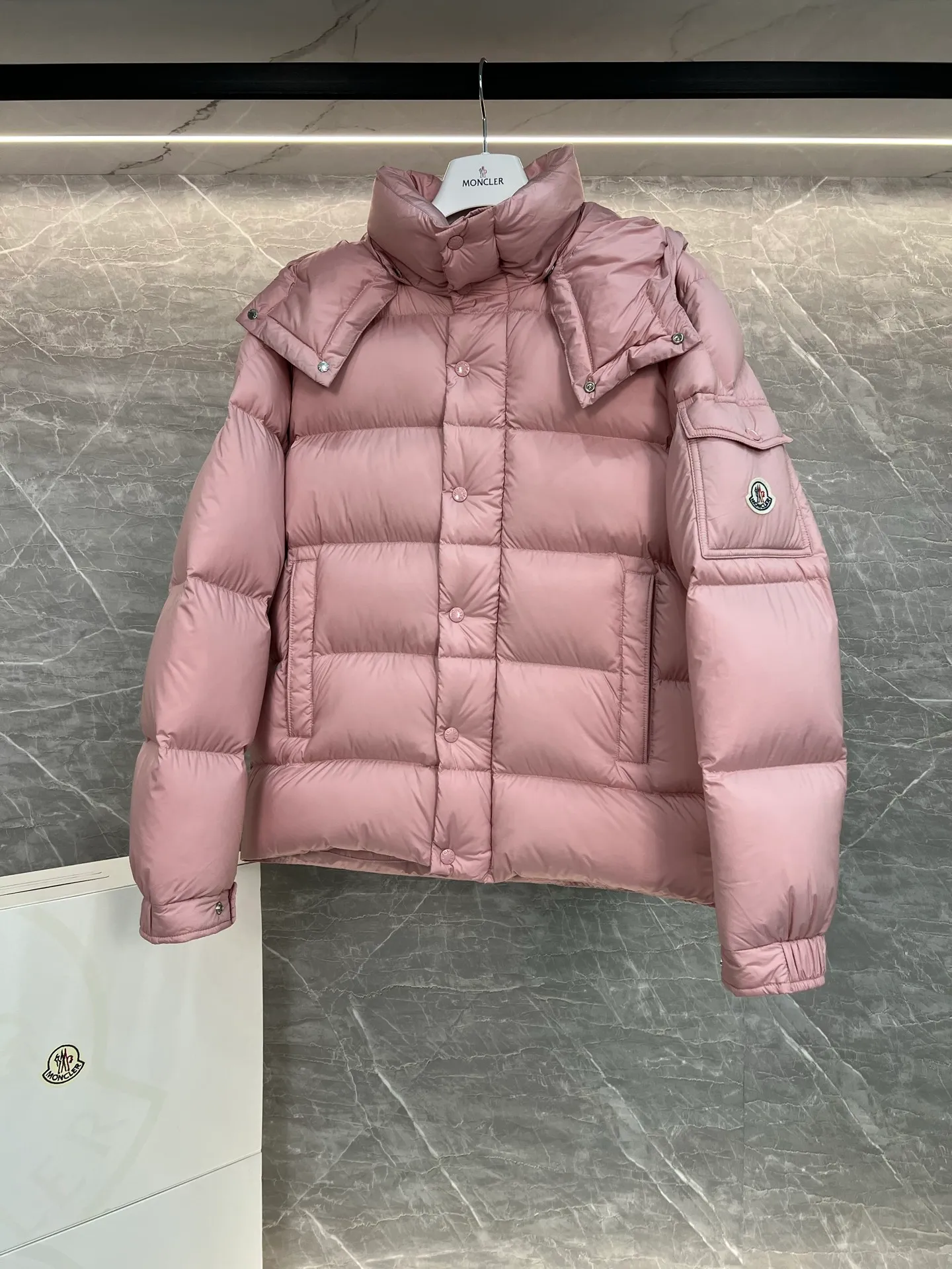 P780 Hot Sale ⬆️Moncler [New Product] Maya Women's 90 White Duck Down Winter Down Jacket Jacket. ❗️❗️❗️❗️❗️ The iconic Moncler down jacket is highly recognizable.  The Moncler Maya cropped down jacket is refreshed in a new colorway. Made from matte fabric and featuring signature checkered quilting, it reflects the essence of the Moncler brand. The style features a sharp silhouette with a detachable hood and adjustable hem in a timeless design suitable for every season and trend. The sleeves feature classic patch pockets. Details •Made from polyester fabric •Polyester lining •Down filling •Removable and adjustable hood •Zipper closure with snap buttons at front windshield •Zip pockets •Adjustable cuffs •Elastic drawstring hem Size : 1-2-3-4-5 Black, White, Pink, Cardigan