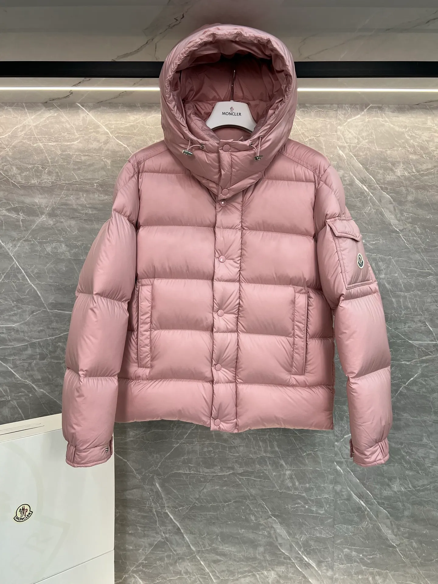 P780 Hot Sale ⬆️Moncler [New Product] Maya Women's 90 White Duck Down Winter Down Jacket Jacket. ❗️❗️❗️❗️❗️ The iconic Moncler down jacket is highly recognizable.  The Moncler Maya cropped down jacket is refreshed in a new colorway. Made from matte fabric and featuring signature checkered quilting, it reflects the essence of the Moncler brand. The style features a sharp silhouette with a detachable hood and adjustable hem in a timeless design suitable for every season and trend. The sleeves feature classic patch pockets. Details •Made from polyester fabric •Polyester lining •Down filling •Removable and adjustable hood •Zipper closure with snap buttons at front windshield •Zip pockets •Adjustable cuffs •Elastic drawstring hem Size : 1-2-3-4-5 Black, White, Pink, Cardigan