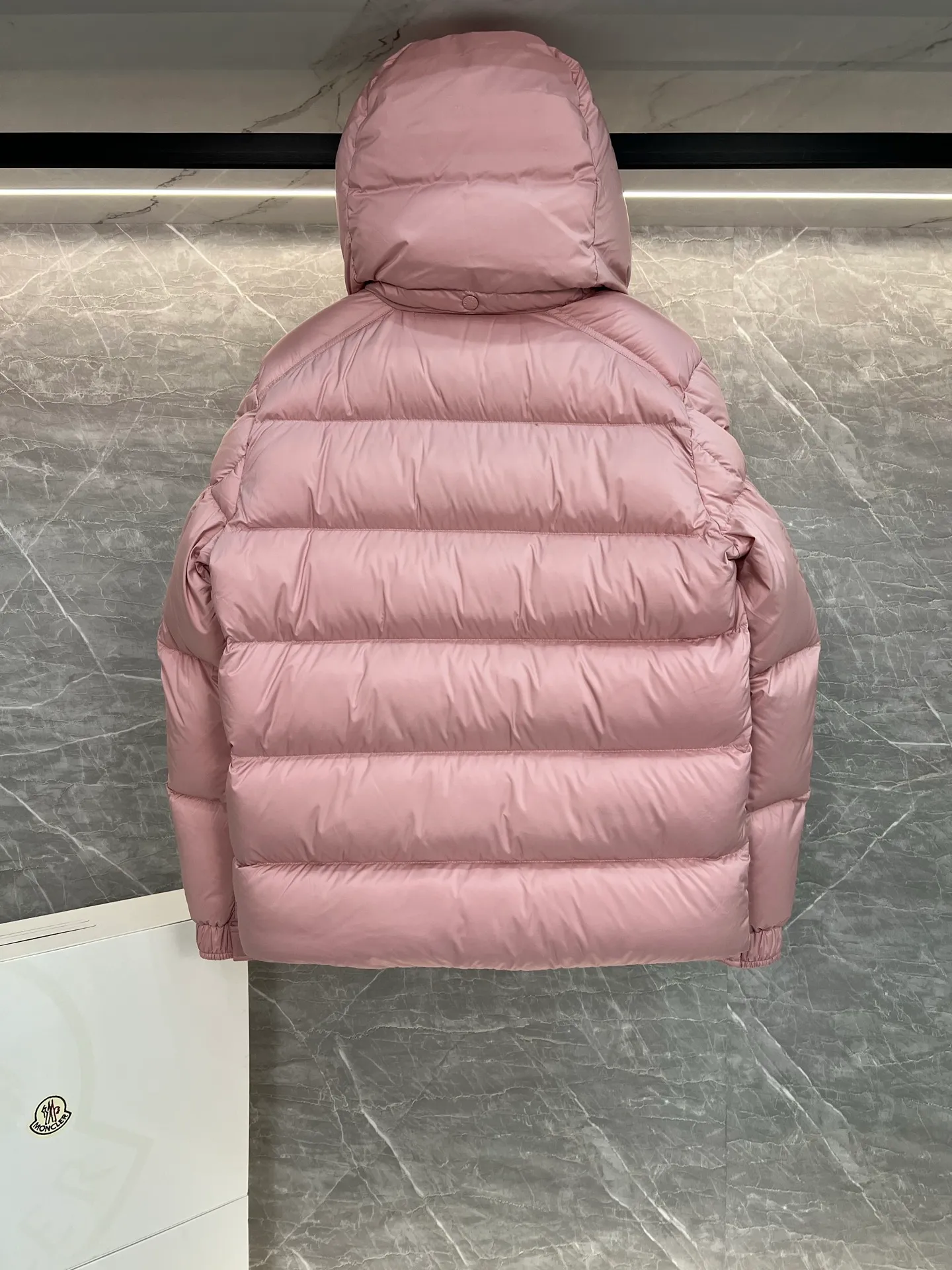 P780 Hot Sale ⬆️Moncler [New Product] Maya Women's 90 White Duck Down Winter Down Jacket Jacket. ❗️❗️❗️❗️❗️ The iconic Moncler down jacket is highly recognizable.  The Moncler Maya cropped down jacket is refreshed in a new colorway. Made from matte fabric and featuring signature checkered quilting, it reflects the essence of the Moncler brand. The style features a sharp silhouette with a detachable hood and adjustable hem in a timeless design suitable for every season and trend. The sleeves feature classic patch pockets. Details •Made from polyester fabric •Polyester lining •Down filling •Removable and adjustable hood •Zipper closure with snap buttons at front windshield •Zip pockets •Adjustable cuffs •Elastic drawstring hem Size : 1-2-3-4-5 Black, White, Pink, Cardigan