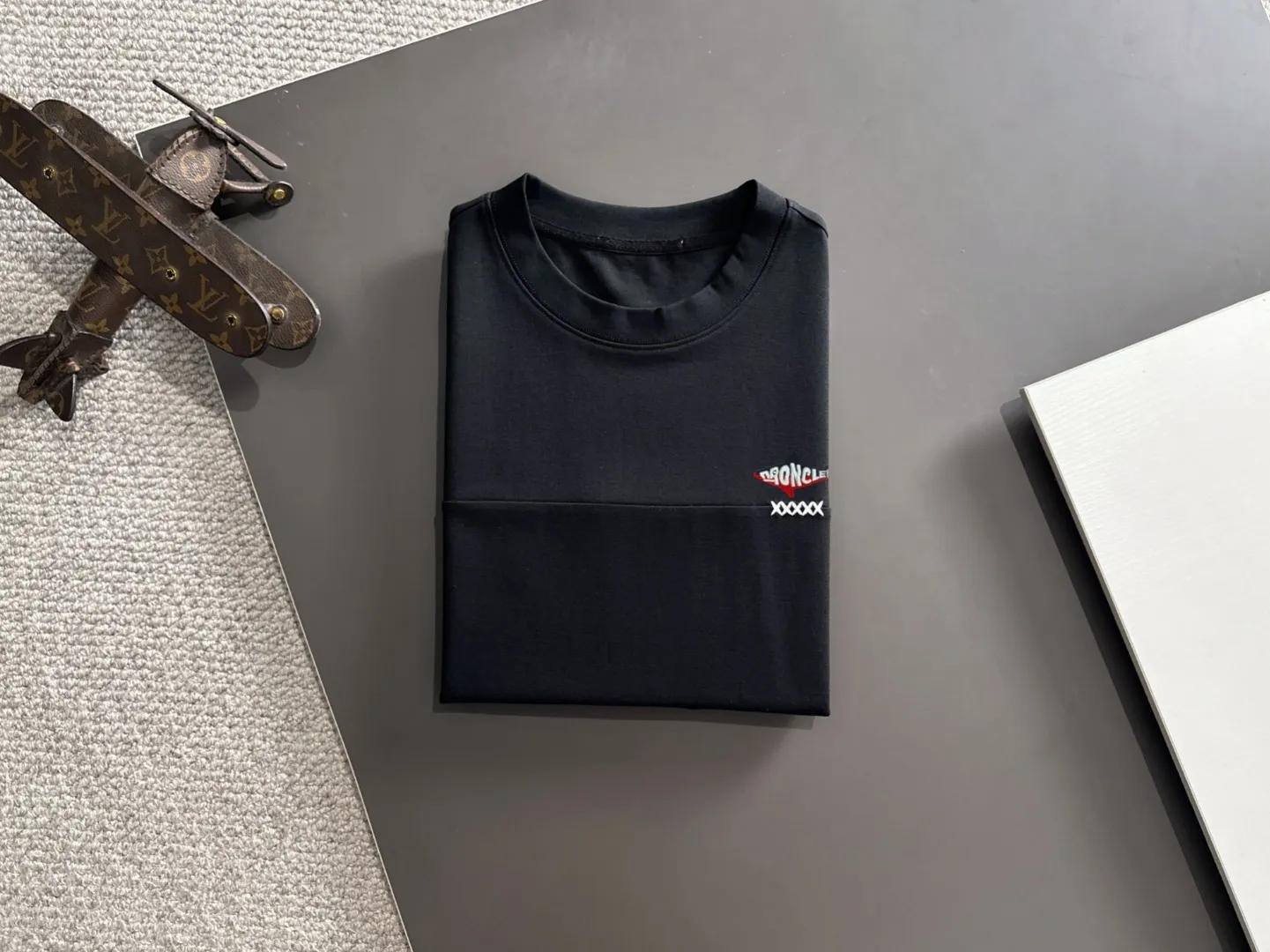 Next day delivery P300 high version MONCLER/muzzled 25ss spring and summer new high-definition T-shirt. Made with machines imported from Italy. Truly the most luxurious and high-quality. The style that you can wear with your eyes closed. Heavy combed fabrics. High-strength and heavy-weight fabrics feel substantial when weighed. The upper body is more textured than ordinary T-shirts and is not easy to deform. This texture can cope with the weather. It absorbs sweat and is breathable, suitable for both hot and cold conditions! Perfectly produced with reference to the original stitch and stitch! The loose fit design is super noble. Custom-woven signature ribbed collar, cuffs, and hem. Really rare and rare goods Size: M-XXXL