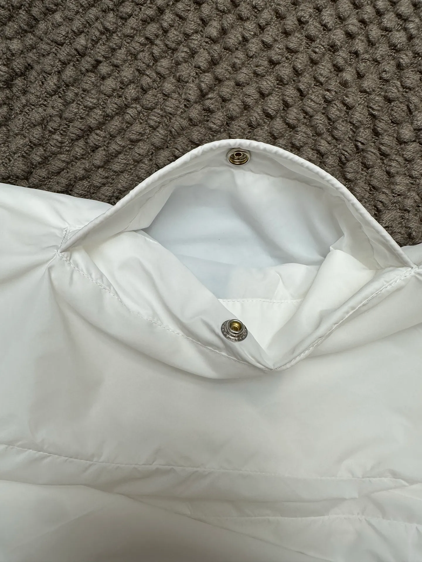 P370 💰Moncler/moncler/mask/windbreaker/hooded jacket/skin coat Original customized fabric Super soft nylon silky fabric Hardware original customized logo one to one Dual chip sensor: armband wash mark Original pure cashmere customized armband Top embroidery Genuine cashmere Cashmere label closest to genuine (reject fake cashmere/anti-cashmere label fake at first glance) Color: black, white Size: 1-5 yards (80-180 pounds)