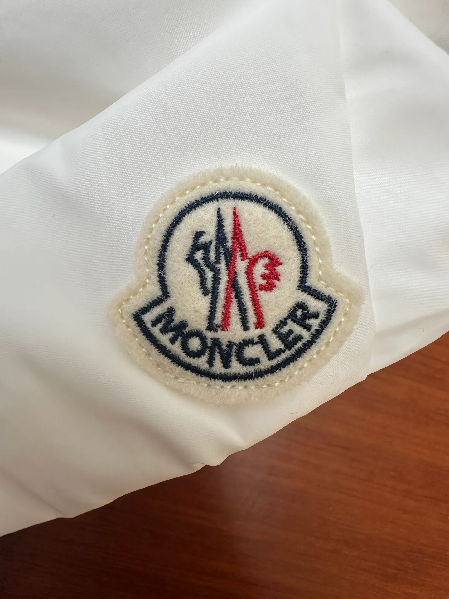 P370 💰Moncler/moncler/mask/windbreaker/hooded jacket/skin coat Original customized fabric Super soft nylon silky fabric Hardware original customized logo one to one Dual chip sensor: armband wash mark Original pure cashmere customized armband Top embroidery Genuine cashmere Cashmere label closest to genuine (reject fake cashmere/anti-cashmere label fake at first glance) Color: black, white Size: 1-5 yards (80-180 pounds)