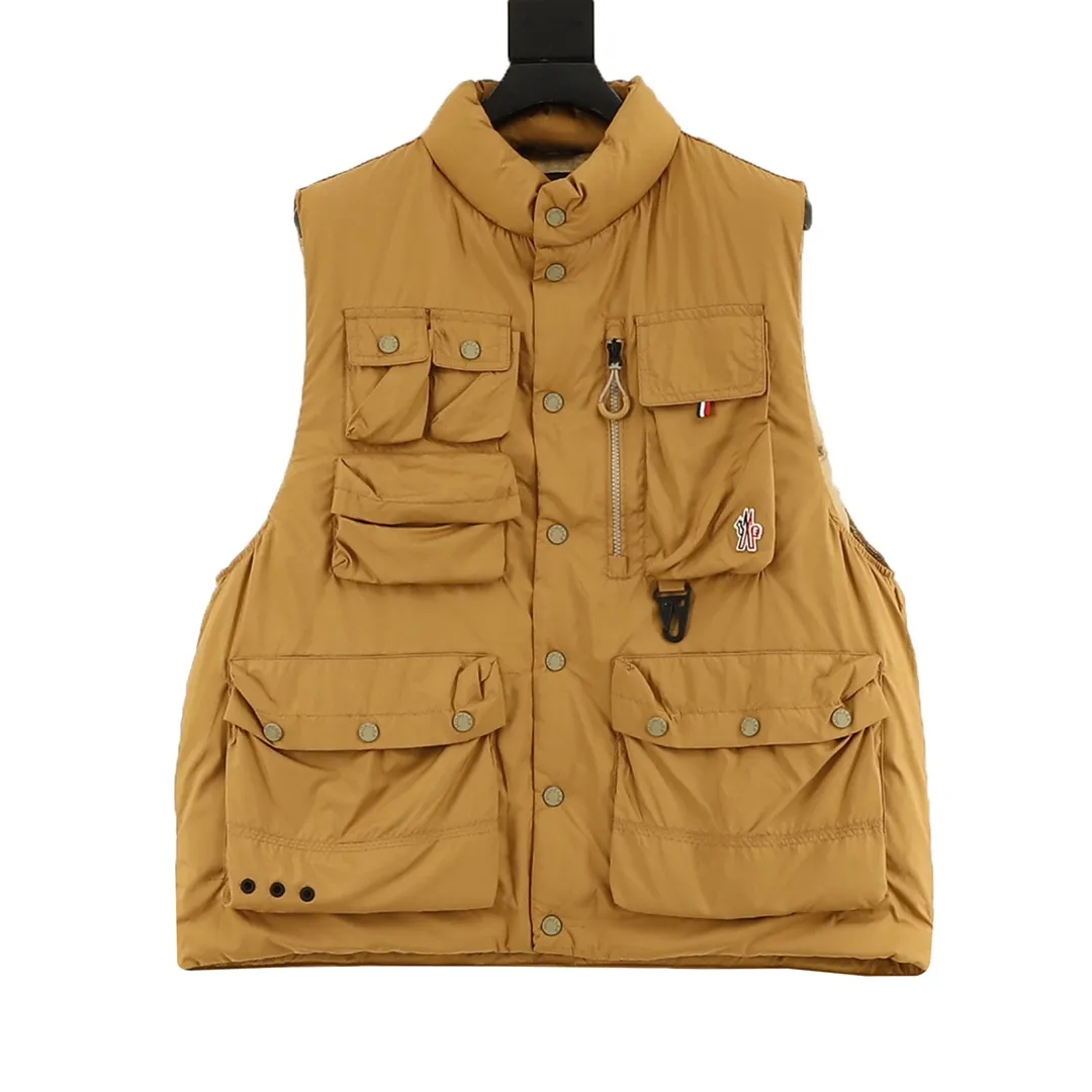 P1180 Moncler Grenoble Tongass down outdoor vest. High-end black label series. Original replacement fabric. Premium gooseneck filling. The Tongass down vest provides protection without being heavy and is designed for outdoor activities in mild weather.  The Tongass down vest is the result of research into lightweight performance outerwear. Functional fabric is tight and durable without adding extra weight. Equipped with large practical pockets and carabiner to reduce the amount of your carry-on luggage Color: light brown/black 𝐒𝐢𝐳𝐞:𝟏-5