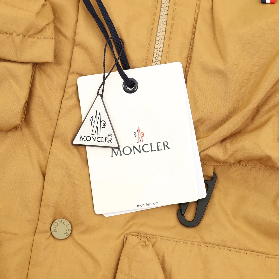 P1180 Moncler Grenoble Tongass down outdoor vest. High-end black label series. Original replacement fabric. Premium gooseneck filling. The Tongass down vest provides protection without being heavy and is designed for outdoor activities in mild weather.  The Tongass down vest is the result of research into lightweight performance outerwear. Functional fabric is tight and durable without adding extra weight. Equipped with large practical pockets and carabiner to reduce the amount of your carry-on luggage Color: light brown/black 𝐒𝐢𝐳𝐞:𝟏-5