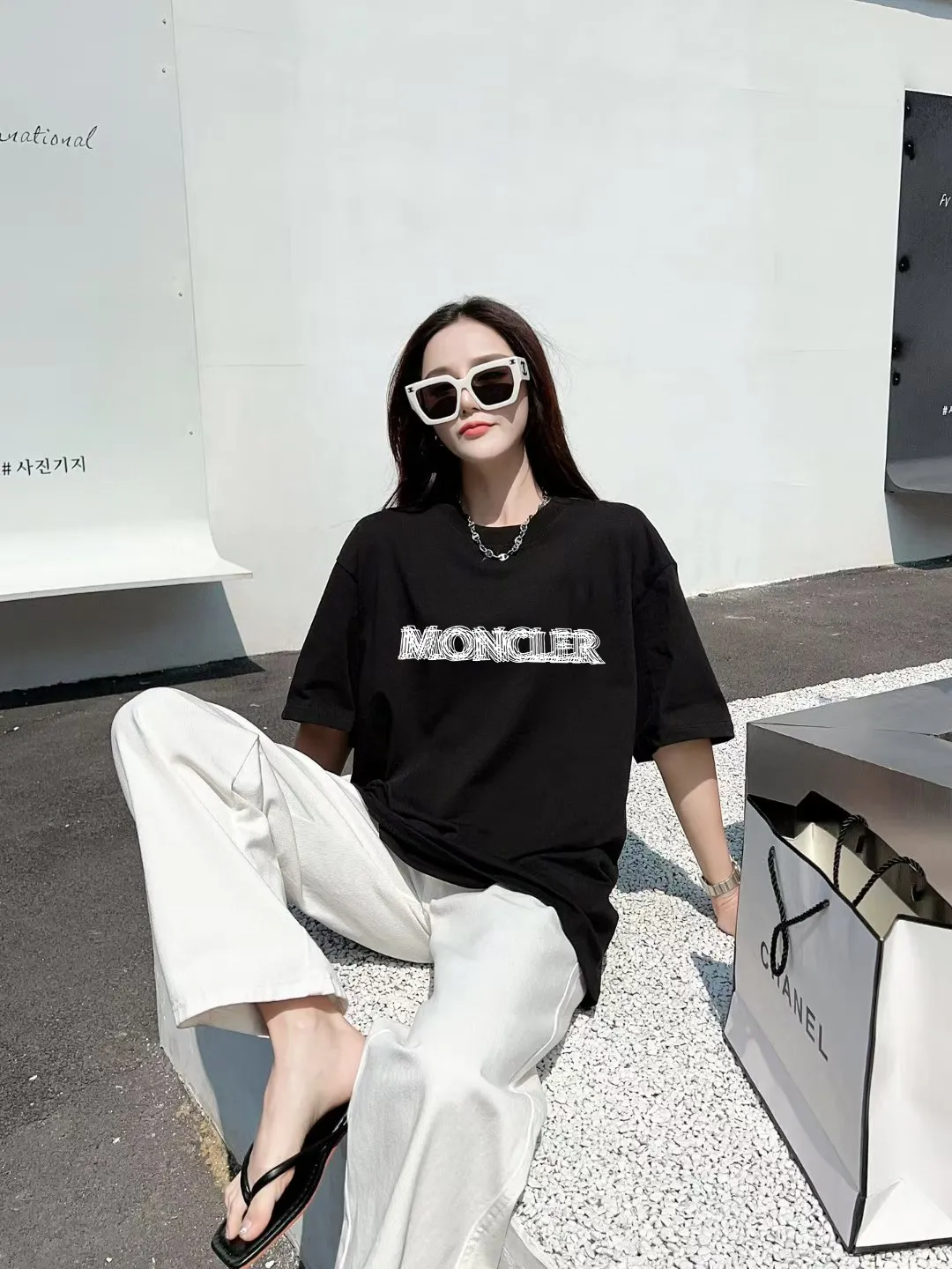 P140 [MONCLER] 2025FW short-sleeved T-shirt badge + ghost LOGO, high-end 26s double yarn 300g fabric, heavy fabric, custom stretcher rib, same cylinder and dye, complete three standards, same style for men and women, color: black, white, size: S M L XL 2XL