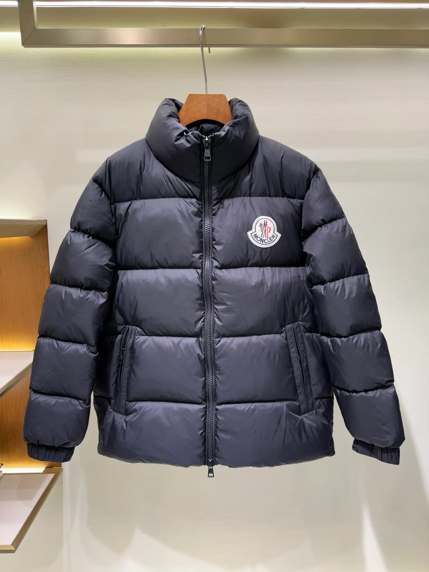 P1080 Moncler Citala series patch stand collar down jacket. The Madeira down jacket is specially designed for modern men who value functionality and beauty. It is suitable for wearing on the street or in the mountains and other occasions. Made from functional, tight nylon longue saison fabric. Padded hood and wind-blocking panels add protection.  Fabric: Made of longue saison fabric, Nylon laque lining, filled with down (90 down goose down) Craftsmanship: zipper closure, zipper closure pockets, logo patch Color: Aqua Blue Black Size: 1 2 3 4 5 5443050