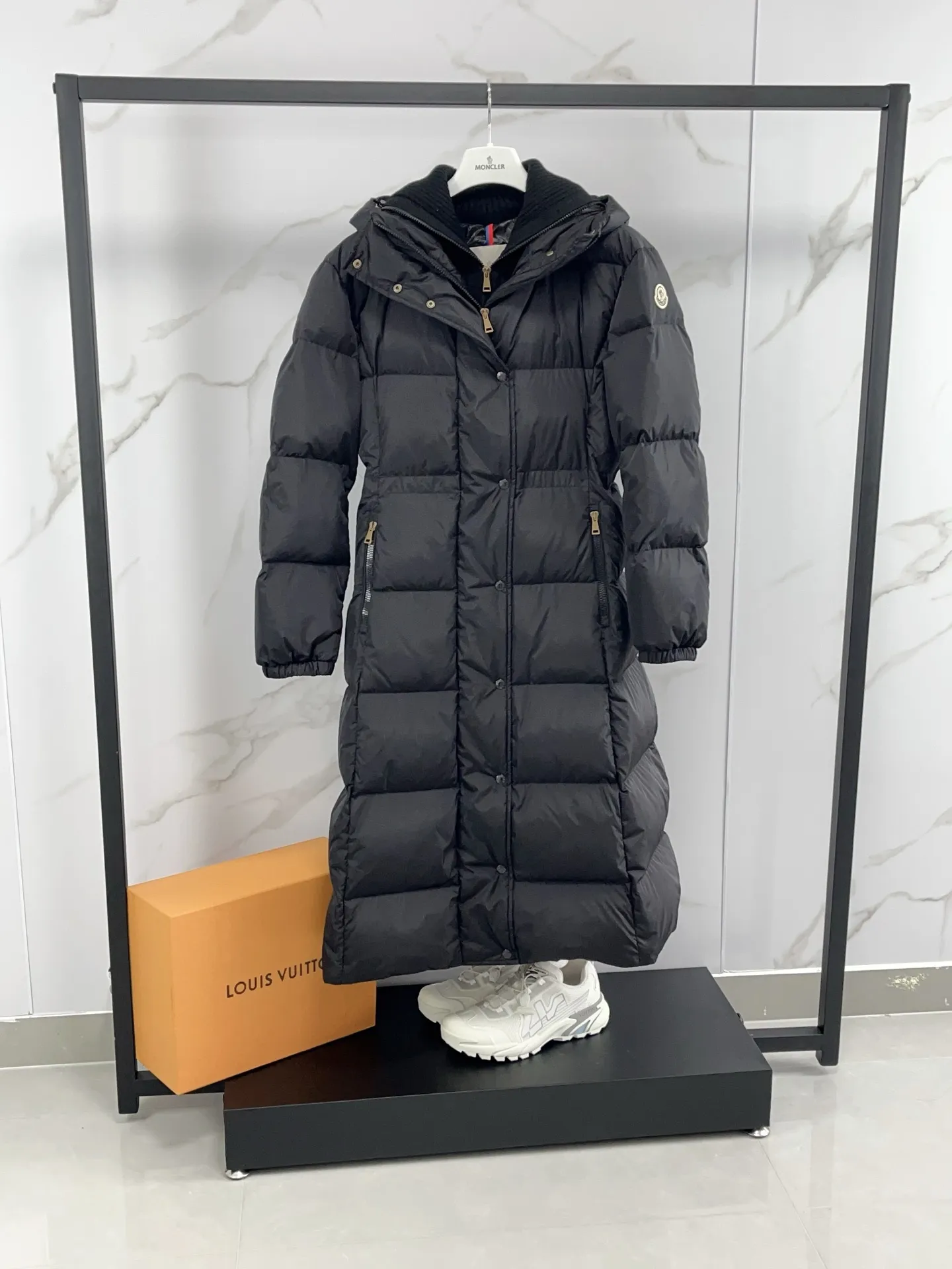 P1360 Moncler Chamer women's hooded long down jacket. Fake two-piece knitted down jacket with large lapel design. Gentle temperament on the upper body. Original 1:1 customized hardware accessories are all imported and original customization. Welcome to compare at the counter. Absolutely high quality. Made of top-grade white duck down, super soft, full of feathers and fluffy. Super heavy workmanship. Fabric workmanship is perfect. Note⚠The fabric is super comfortable. Color: Off-white Black Size: 0-3