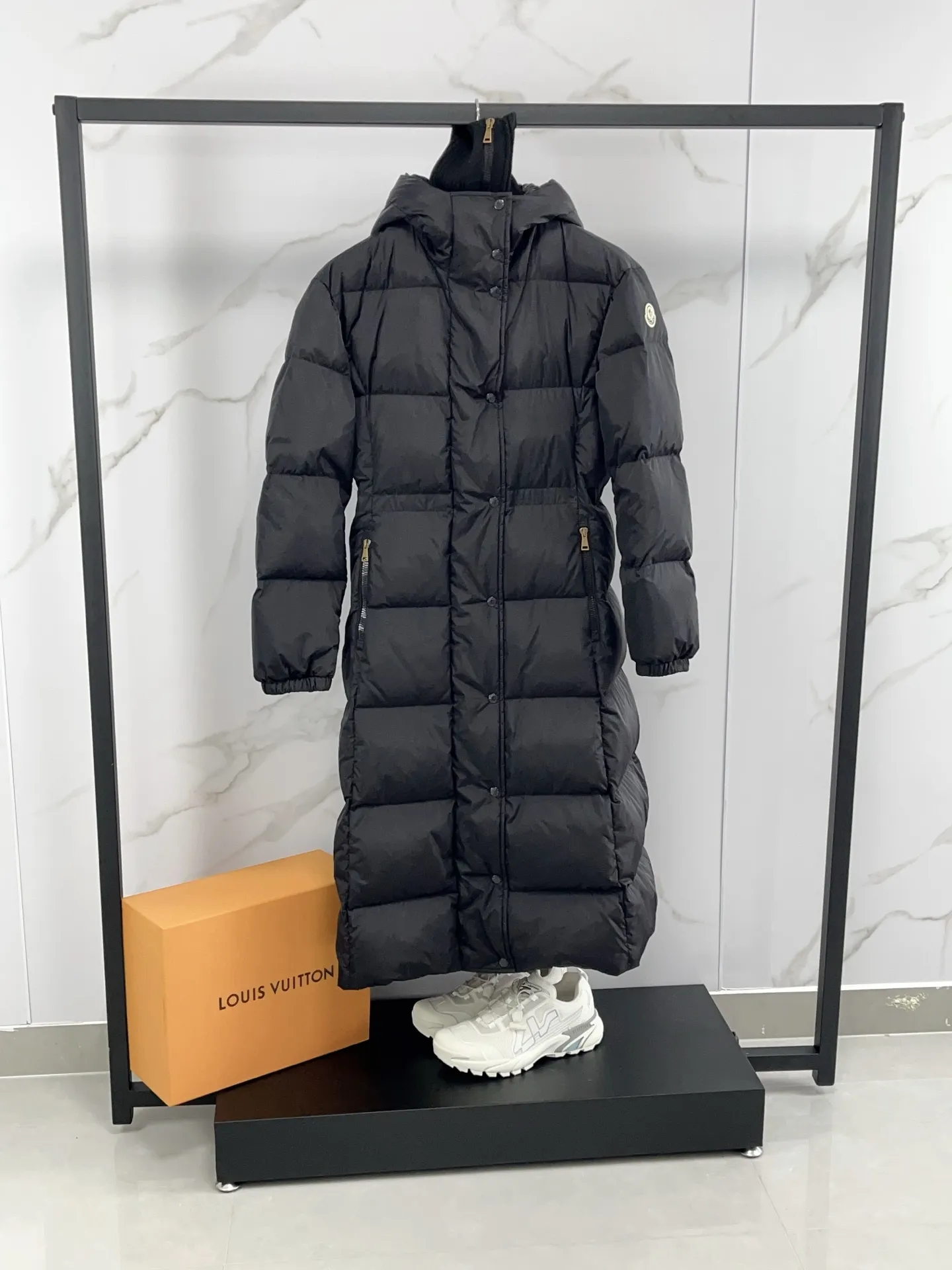 P1360 Moncler Chamer women's hooded long down jacket. Fake two-piece knitted down jacket with large lapel design. Gentle temperament on the upper body. Original 1:1 customized hardware accessories are all imported and original customization. Welcome to compare at the counter. Absolutely high quality. Made of top-grade white duck down, super soft, full of feathers and fluffy. Super heavy workmanship. Fabric workmanship is perfect. Note⚠The fabric is super comfortable. Color: Off-white Black Size: 0-3
