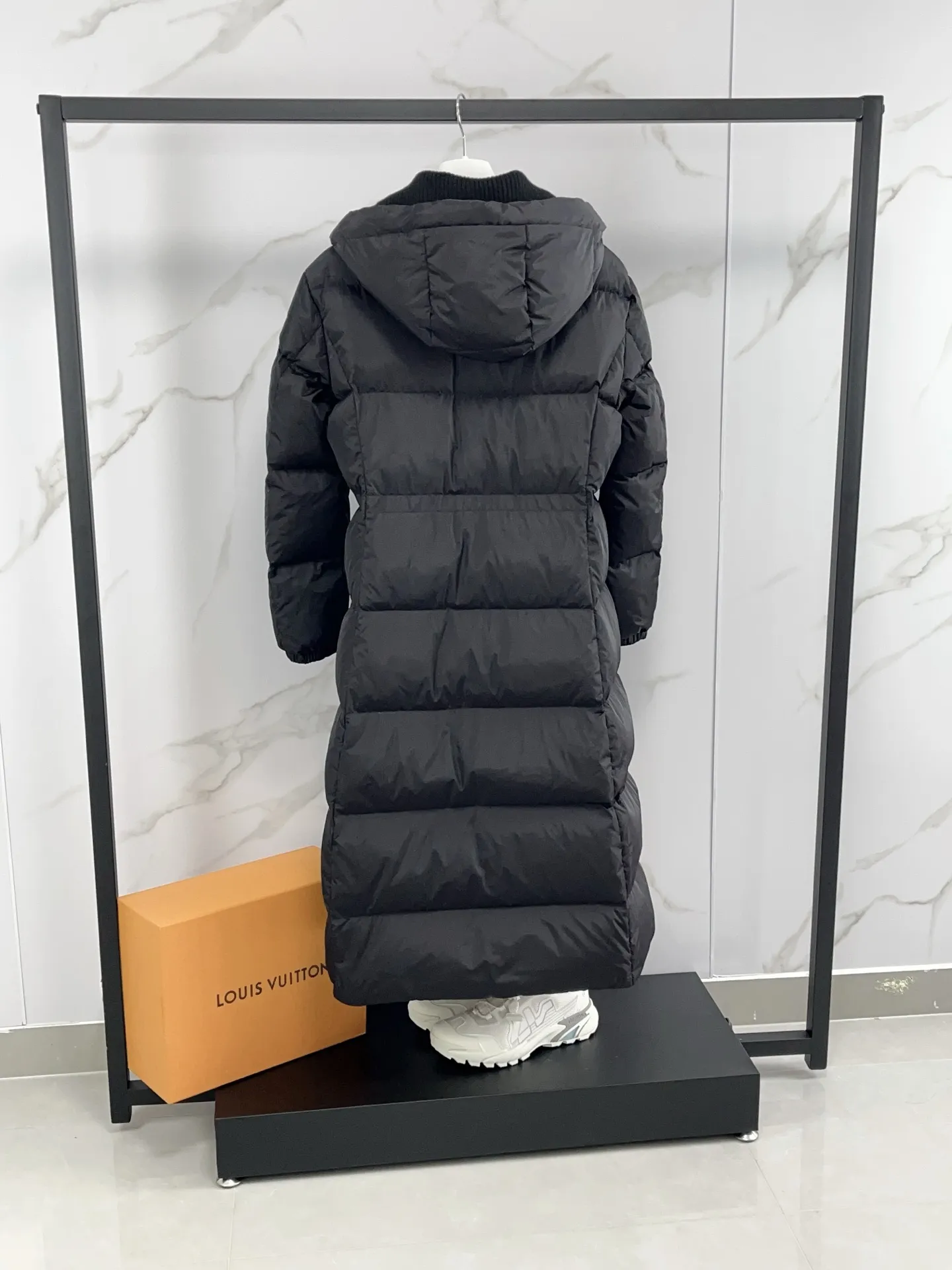 P1360 Moncler Chamer women's hooded long down jacket. Fake two-piece knitted down jacket with large lapel design. Gentle temperament on the upper body. Original 1:1 customized hardware accessories are all imported and original customization. Welcome to compare at the counter. Absolutely high quality. Made of top-grade white duck down, super soft, full of feathers and fluffy. Super heavy workmanship. Fabric workmanship is perfect. Note⚠The fabric is super comfortable. Color: Off-white Black Size: 0-3