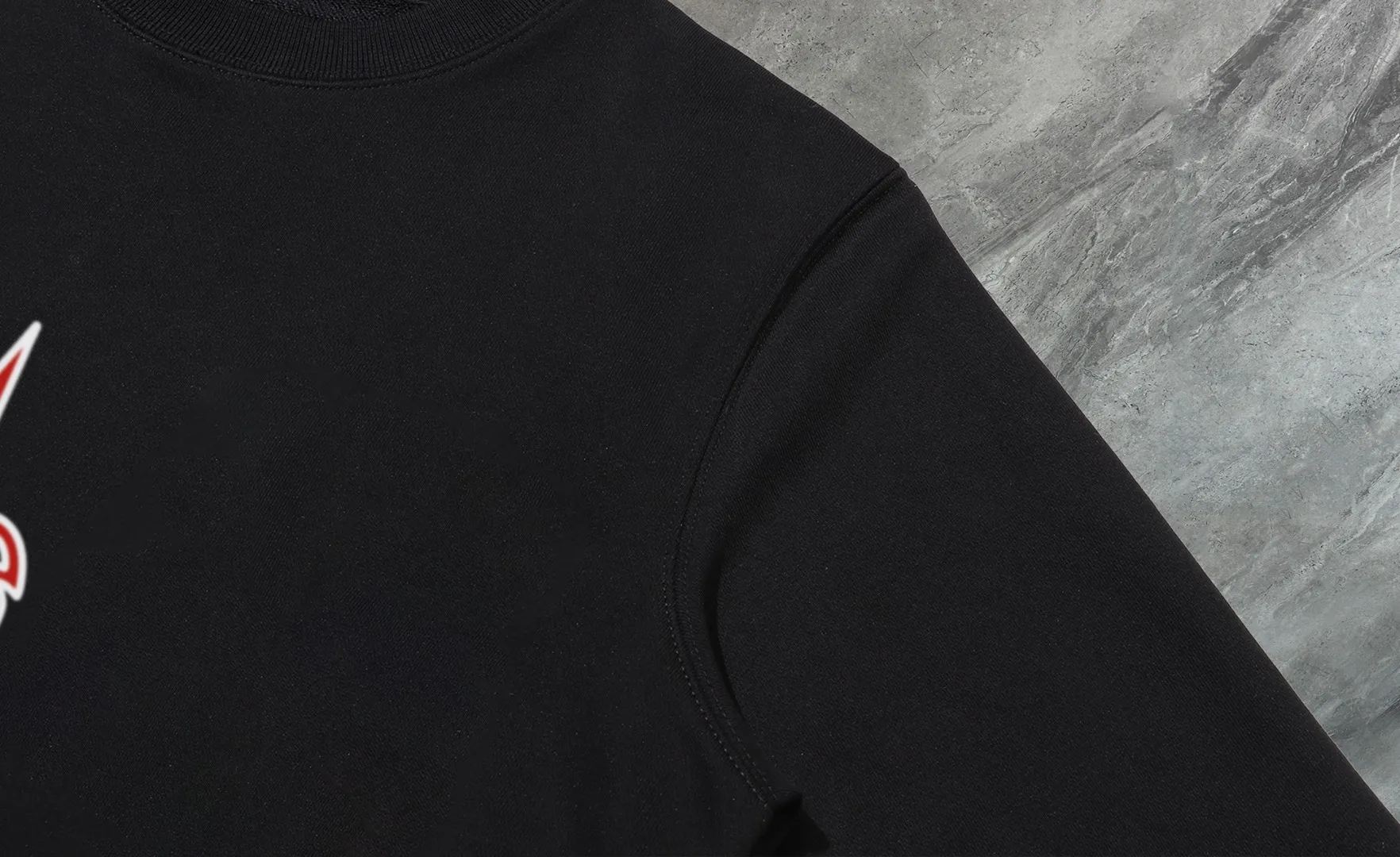 P210 High-version sweatshirt) [Long-term stock] 〖𝐌𝐎𝐍𝐂𝐋𝐄𝐑~Mask〗 Made of 440g heavy-weight fabric. It is different from the market currency. It can be matched with any variety and is properly handsome. 😎The whole dress is made of double waistcoats. The double waistcoats make the whole dress more three-dimensional. Not ordinary factories can do such fine work. 2025 Spring runway version of the T stage, on sale at the counter, round neck terry sweatshirt, high-end double-strand pure cotton, custom-made stretch ribs, dyed in the same vat, complete with three standards, matched with exquisite embroidered LOGO on the chest, simple and advanced, same style for men and women. Color: black, apricot, white, size: S M L XL 2XL