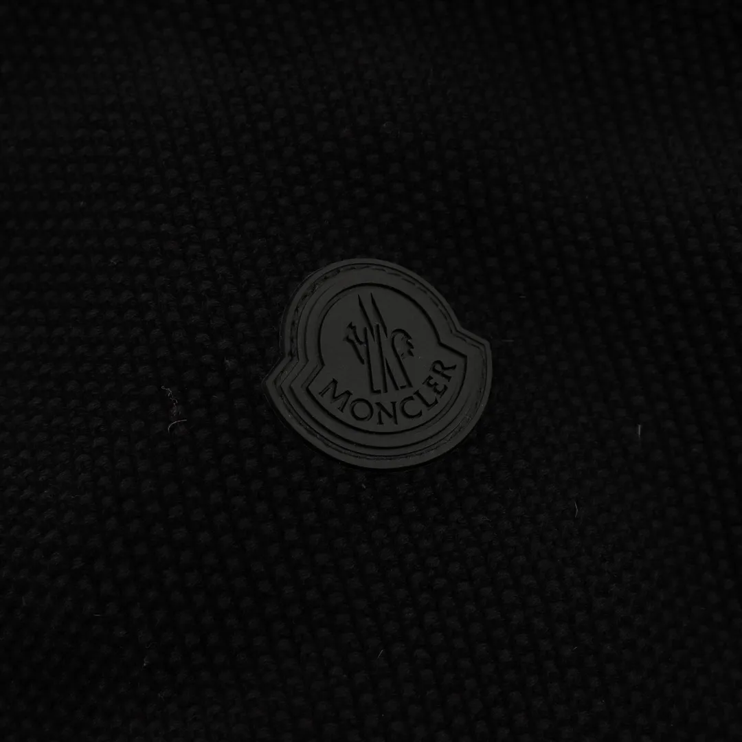 P760 MONCLER MC hooded brim embroidered woolen splicing hooded down jacket is made of 100% nylon fabric. It is woven into a tight and tough fabric through advanced textile technology. It improves the strength of the frame to effectively block the invasion of cold wind and locks in the warm air generated by the down layer. After tight weaving and special processing, it is waterproof and windproof. The surface forms a certain lotus leaf effect, and is wrinkle-resistant and not easily deformed, making it easy for daily care. It is mainly made of wool, combined with a small amount of nylon and spandex. The main body of wool ensures the warmth and comfort of the clothes. The addition of a small amount of nylon and spandex significantly improves the elasticity and wear resistance. The quilted letter logo on the brim uses contour quilting technology. The stitches are routed along the edge of the set outline, and the filler is compressed inside the letter graphic, so that the logo is three-dimensional and the pattern is clear. Filled with 90% selected white duck down and weighing 120g, it ensures fluffy, quick rebound, lightness and warmth. The ribbed cuffs fit the wrist comfortably while enhancing warmth retention. It is equipped with a fine and soft hood to enhance the experience when wearing it. Size：1-4