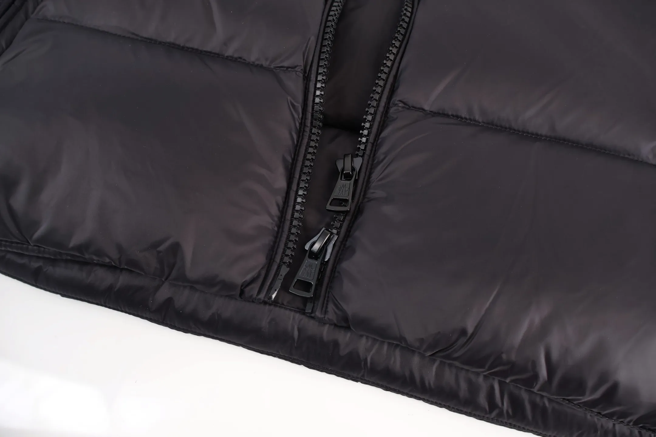 P1100 Moncler Citala Series Logo Patch Stand Collar Down Jacket (Black) The latest national standard 90 white duck down, each piece has a down filling capacity of more than 300g. The fabric is made of nylon with iconic rectangular quilting. It is made from a large factory. The transparency of the down material is over 800 degrees. After drying and disinfection, it is pollution-free and impurity-free. The down is not damp, not burnt, not brittle, soft and smooth, has good gloss and high fluffiness. The original The material belt test report is all tested in accordance with the national standard. The down raw materials are processed through multiple processes, including rough classification, dust removal, cleaning, drying, drying, and cooling. The entire process complies with the national standard. Glue down is rejected. The latest national standard 90 white duck down does not contain long hair pieces. Large down florets are carefully selected, with high loft and high warmth. The outer body is made of 100% fabric. Nylon, lining 100% nylon, high-density fabric, water-repellent and breathable, effectively prevents drizzle from wetting the lining, soft, breathable and comfortable, anti-velvet technology, prevents velvet, careful craftsmanship, high velvet locking, solves the problem of velvet. Imported organ anti-lint needles are used to effectively prevent high temperature from damaging the fabric. The needle holes are finer, effectively dissipating static electricity and reducing the possibility of lint drilling. Tight sewing, imported sewing equipment, up to 13 stitches per centimeter, hemming and locking velvet, double-thread three-dimensional hemming, snug fit and no velvet running. The anti-drilling velvet fabric tightly locks the down. Special waterproof additives are added during the fabric weaving process to make the fabric water-repellent, making it difficult for rain and snow to invade. The felt embroidery label uses an imported Barudan/Behringer embroidery machine, and the embroidery is clear, delicate, three-dimensional and full. The original label is customized, and the water-washed woven label has corresponding details for each couplet. The internal picture uses rounded corners and stitching. Three complete labels: hangtag, collar label, washable label, mold-making custom hardware, custom-engraved hardware, and sensor chip included. Size:1-2-3-4-5