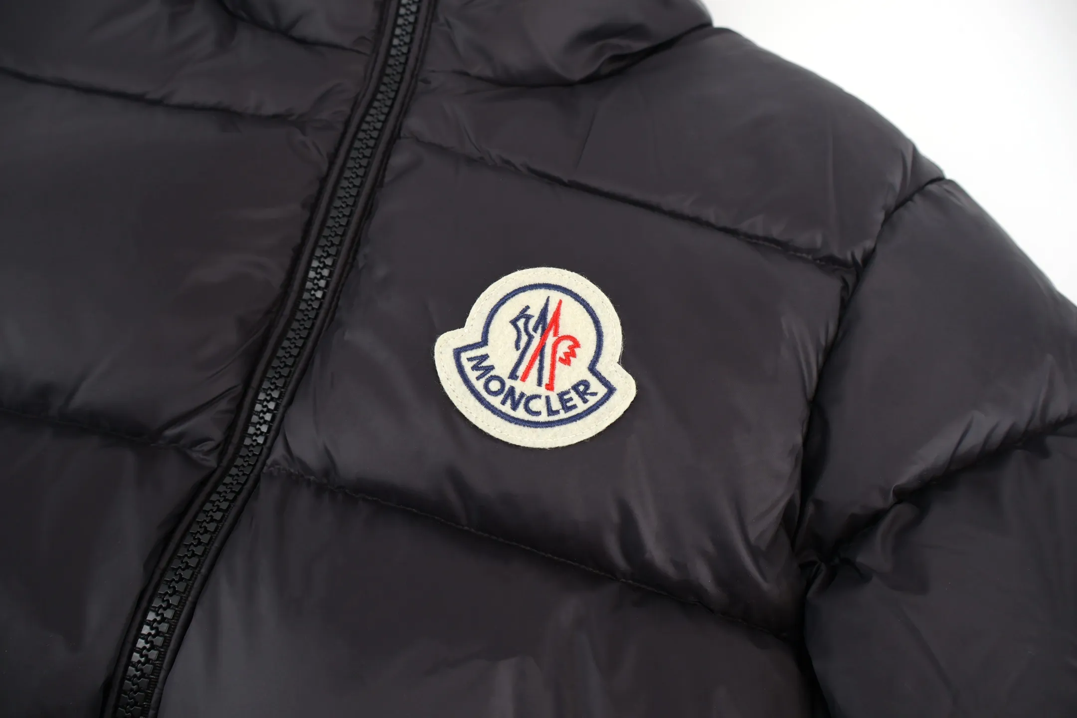 P1100 Moncler Citala Series Logo Patch Stand Collar Down Jacket (Black) The latest national standard 90 white duck down, each piece has a down filling capacity of more than 300g. The fabric is made of nylon with iconic rectangular quilting. It is made from a large factory. The transparency of the down material is over 800 degrees. After drying and disinfection, it is pollution-free and impurity-free. The down is not damp, not burnt, not brittle, soft and smooth, has good gloss and high fluffiness. The original The material belt test report is all tested in accordance with the national standard. The down raw materials are processed through multiple processes, including rough classification, dust removal, cleaning, drying, drying, and cooling. The entire process complies with the national standard. Glue down is rejected. The latest national standard 90 white duck down does not contain long hair pieces. Large down florets are carefully selected, with high loft and high warmth. The outer body is made of 100% fabric. Nylon, lining 100% nylon, high-density fabric, water-repellent and breathable, effectively prevents drizzle from wetting the lining, soft, breathable and comfortable, anti-velvet technology, prevents velvet, careful craftsmanship, high velvet locking, solves the problem of velvet. Imported organ anti-lint needles are used to effectively prevent high temperature from damaging the fabric. The needle holes are finer, effectively dissipating static electricity and reducing the possibility of lint drilling. Tight sewing, imported sewing equipment, up to 13 stitches per centimeter, hemming and locking velvet, double-thread three-dimensional hemming, snug fit and no velvet running. The anti-drilling velvet fabric tightly locks the down. Special waterproof additives are added during the fabric weaving process to make the fabric water-repellent, making it difficult for rain and snow to invade. The felt embroidery label uses an imported Barudan/Behringer embroidery machine, and the embroidery is clear, delicate, three-dimensional and full. The original label is customized, and the water-washed woven label has corresponding details for each couplet. The internal picture uses rounded corners and stitching. Three complete labels: hangtag, collar label, washable label, mold-making custom hardware, custom-engraved hardware, and sensor chip included. Size:1-2-3-4-5