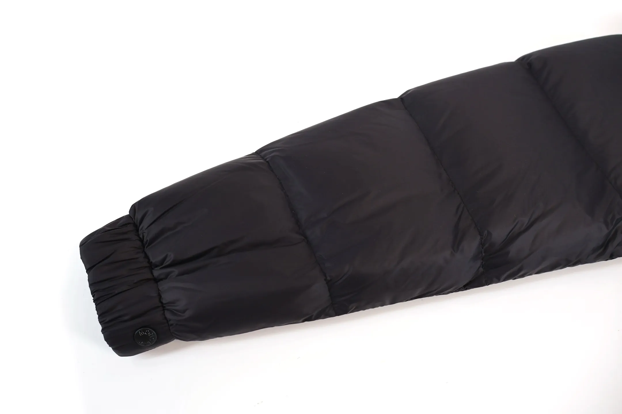 P1100 Moncler Citala Series Logo Patch Stand Collar Down Jacket (Black) The latest national standard 90 white duck down, each piece has a down filling capacity of more than 300g. The fabric is made of nylon with iconic rectangular quilting. It is made from a large factory. The transparency of the down material is over 800 degrees. After drying and disinfection, it is pollution-free and impurity-free. The down is not damp, not burnt, not brittle, soft and smooth, has good gloss and high fluffiness. The original The material belt test report is all tested in accordance with the national standard. The down raw materials are processed through multiple processes, including rough classification, dust removal, cleaning, drying, drying, and cooling. The entire process complies with the national standard. Glue down is rejected. The latest national standard 90 white duck down does not contain long hair pieces. Large down florets are carefully selected, with high loft and high warmth. The outer body is made of 100% fabric. Nylon, lining 100% nylon, high-density fabric, water-repellent and breathable, effectively prevents drizzle from wetting the lining, soft, breathable and comfortable, anti-velvet technology, prevents velvet, careful craftsmanship, high velvet locking, solves the problem of velvet. Imported organ anti-lint needles are used to effectively prevent high temperature from damaging the fabric. The needle holes are finer, effectively dissipating static electricity and reducing the possibility of lint drilling. Tight sewing, imported sewing equipment, up to 13 stitches per centimeter, hemming and locking velvet, double-thread three-dimensional hemming, snug fit and no velvet running. The anti-drilling velvet fabric tightly locks the down. Special waterproof additives are added during the fabric weaving process to make the fabric water-repellent, making it difficult for rain and snow to invade. The felt embroidery label uses an imported Barudan/Behringer embroidery machine, and the embroidery is clear, delicate, three-dimensional and full. The original label is customized, and the water-washed woven label has corresponding details for each couplet. The internal picture uses rounded corners and stitching. Three complete labels: hangtag, collar label, washable label, mold-making custom hardware, custom-engraved hardware, and sensor chip included. Size:1-2-3-4-5