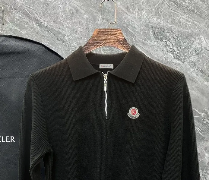 P250 Moncler masked zipper lapel sweater, the latest 2025 casual Polo wool sweater.  The texture is delicate, soft and comfortable, skin-friendly and warm, not easy to deform, simple and high-end style, and the logo on the chest is very exquisite and perfect! The upper body effect is very strong 👍 Color: black, gray Size: S-XL