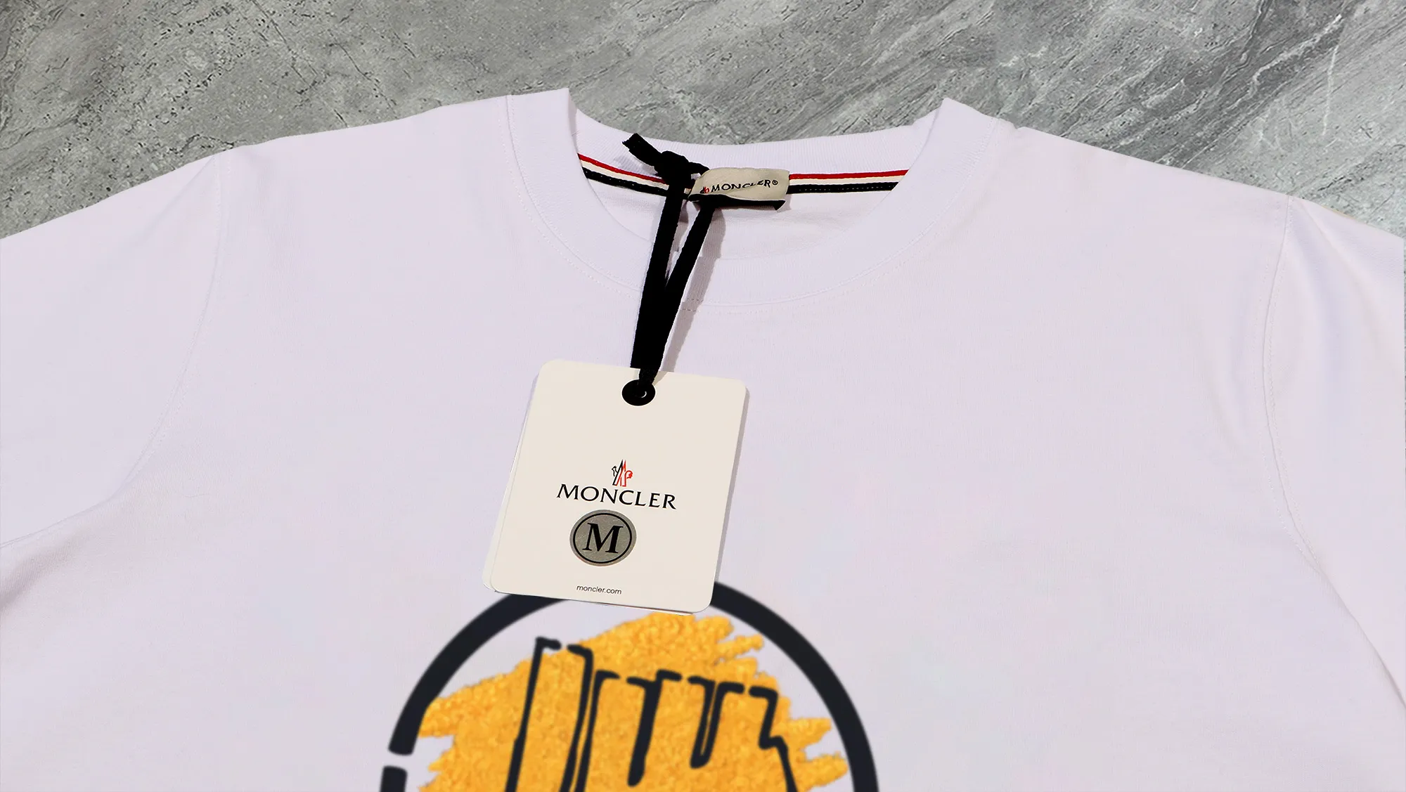 P210 High-version sweatshirt) [Long-term stock] 〖𝐌𝐎𝐍𝐂𝐋𝐄𝐑~Mask〗 Made of 440g heavy-weight fabric. It is different from the market currency. It can be matched with any variety and is properly handsome. 😎The whole dress is made of double waistcoats. The double waistcoats make the whole dress more three-dimensional. Not ordinary factories can do such fine work. 2025 Spring runway version of the T stage, on sale at the counter, round neck terry sweatshirt, high-end double-strand pure cotton, custom-made stretch ribs, dyed in the same vat, complete with three standards, matched with exquisite embroidered LOGO on the chest, simple and advanced, same style for men and women. Color: black, apricot, white, size: S M L XL 2XL