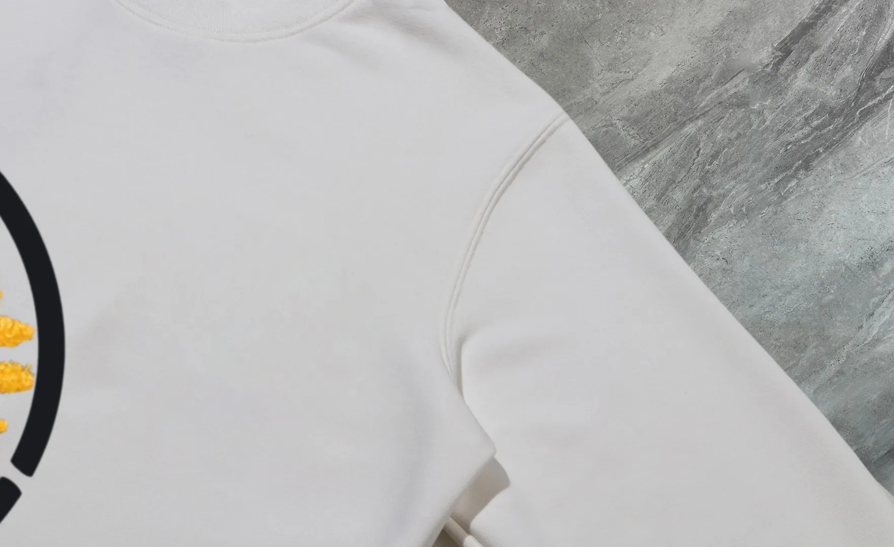 P210 High-version sweatshirt) [Long-term stock] 〖𝐌𝐎𝐍𝐂𝐋𝐄𝐑~Mask〗 Made of 440g heavy-weight fabric. It is different from the market currency. It can be matched with any variety and is properly handsome. 😎The whole dress is made of double waistcoats. The double waistcoats make the whole dress more three-dimensional. Not ordinary factories can do such fine work. 2025 Spring runway version of the T stage, on sale at the counter, round neck terry sweatshirt, high-end double-strand pure cotton, custom-made stretch ribs, dyed in the same vat, complete with three standards, matched with exquisite embroidered LOGO on the chest, simple and advanced, same style for men and women. Color: black, apricot, white, size: S M L XL 2XL