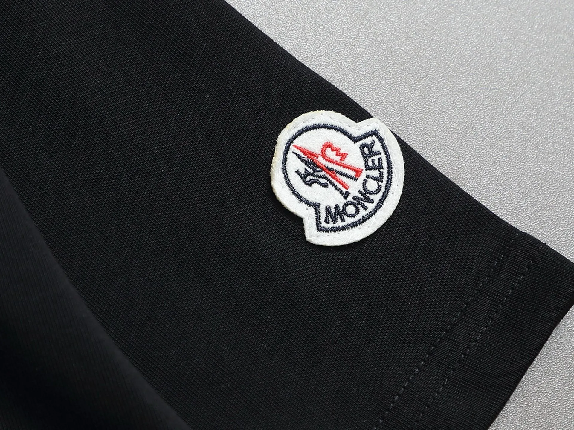 P140 MONCLER/Muzzled 260g round neck short-sleeved T-shirt, color block embroidery🪡letter LOGO brand seal design logo, official synchronization, high version, high quality, fashionable personality, versatile trend, pure original quality, original fabric, tag, collar label, washed wheat, complete three labels, color: black, white. Size: XS-L