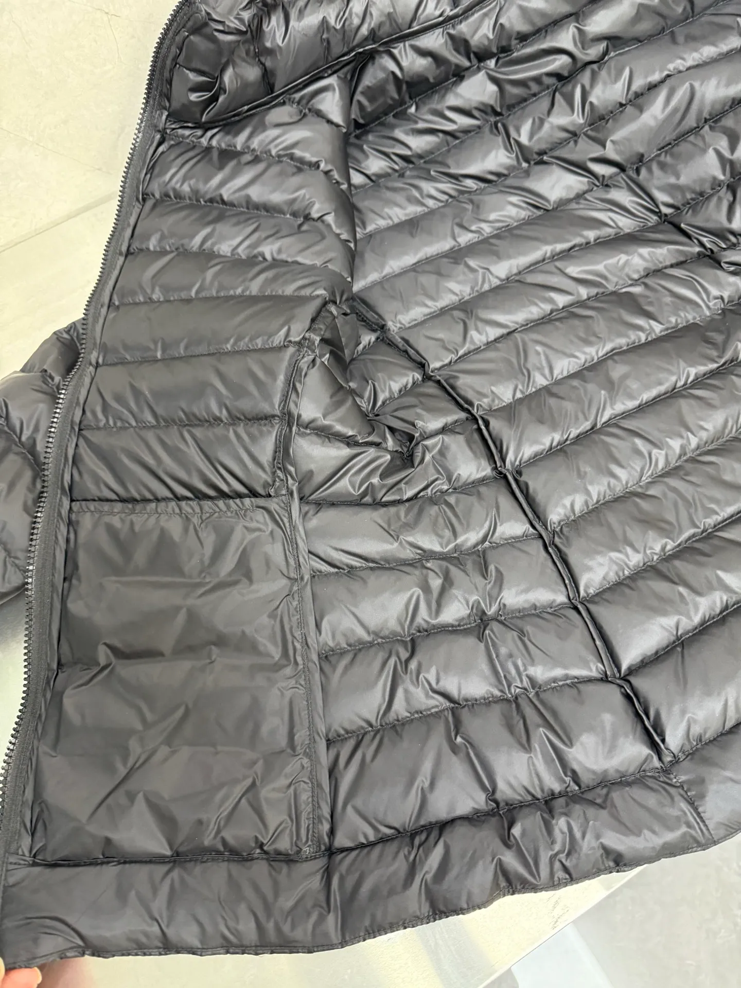 P740 Moncler's new Ige, mc hooded short women's winter coat. The leg down is made of longue saison fabric, suitable for mild weather. This nylon fabric is warm without being bulky. Short design with a classic hooded silhouette and a cinched waist for a smooth, feminine look. Color: Black White Size: 1234