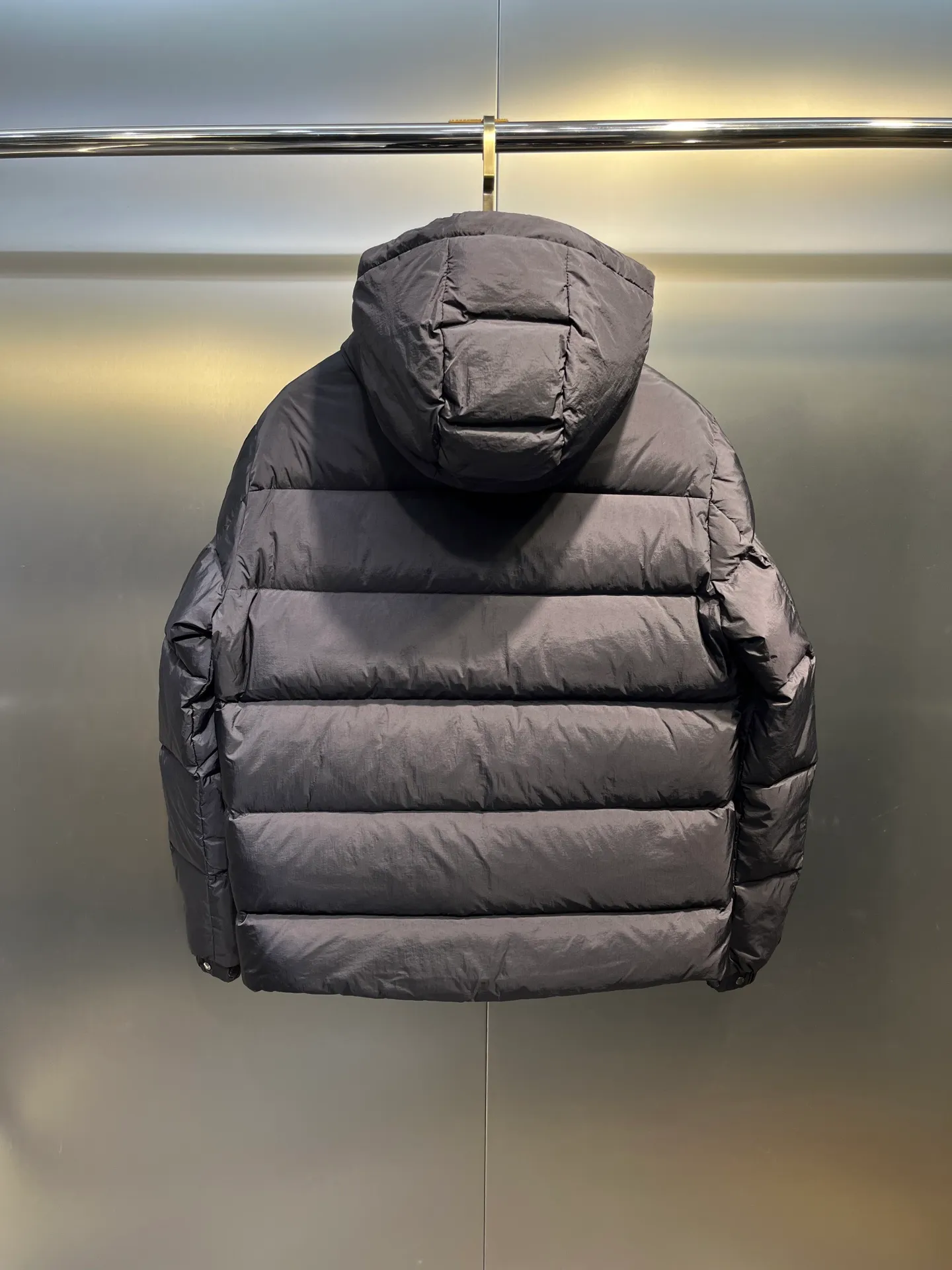 P1020 moncler 🌟2025 new autumn and winter down jacket. Original 1:1 custom-made hardware accessories, all imported and original customization. Welcome to compare at the counter. Absolutely high quality. Made of top-grade 90 white duck down. Super soft. Full and fluffy. Super heavy workmanship. Fabric workmanship and perfect shape. Note that the fabric is super comfortable. Exclusive model. Non-market goods. Same sizes for men and women.  size: 12345