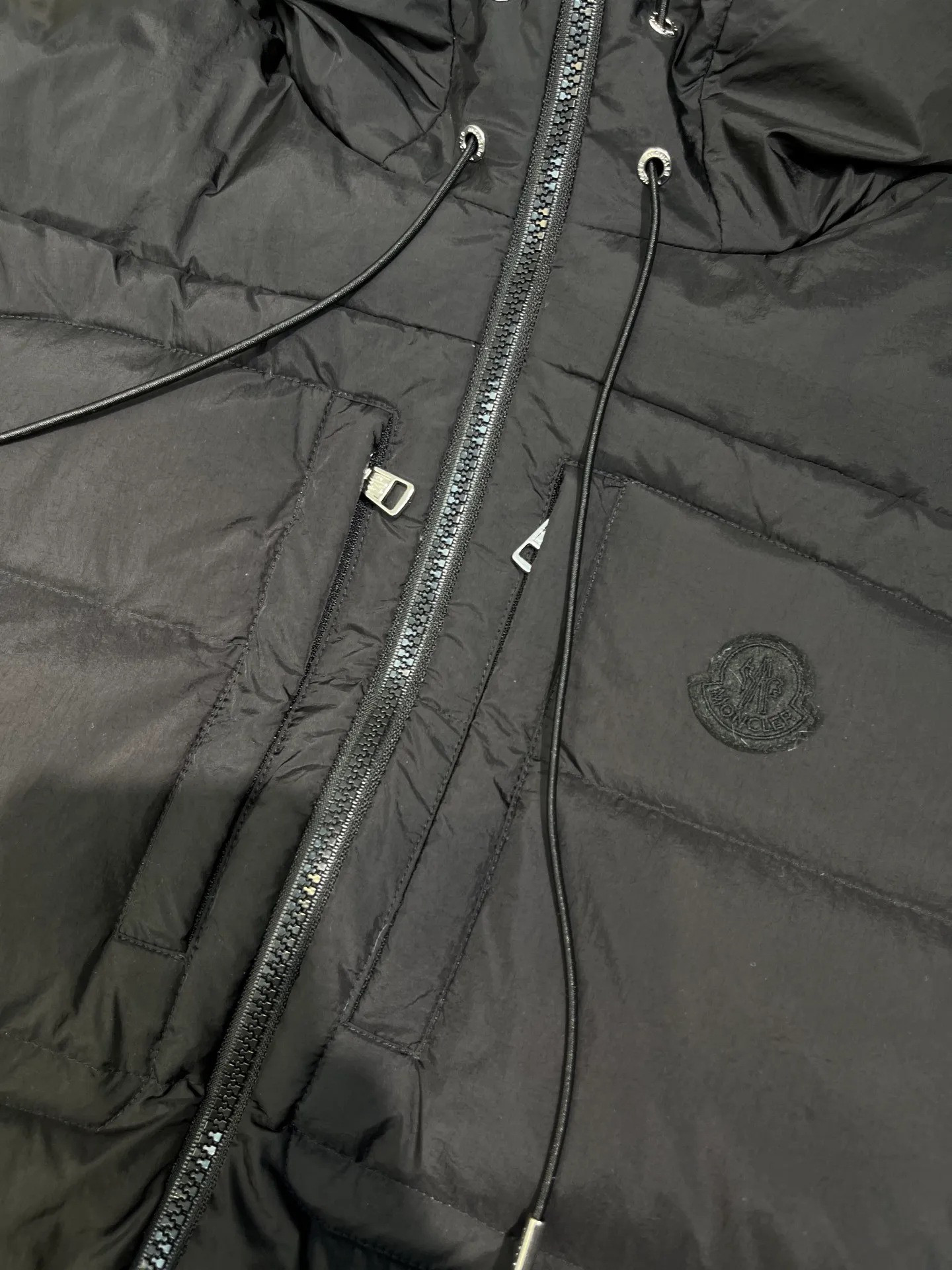 P1020 moncler 🌟2025 new autumn and winter down jacket. Original 1:1 custom-made hardware accessories, all imported and original customization. Welcome to compare at the counter. Absolutely high quality. Made of top-grade 90 white duck down. Super soft. Full and fluffy. Super heavy workmanship. Fabric workmanship and perfect shape. Note that the fabric is super comfortable. Exclusive model. Non-market goods. Same sizes for men and women.  size: 12345