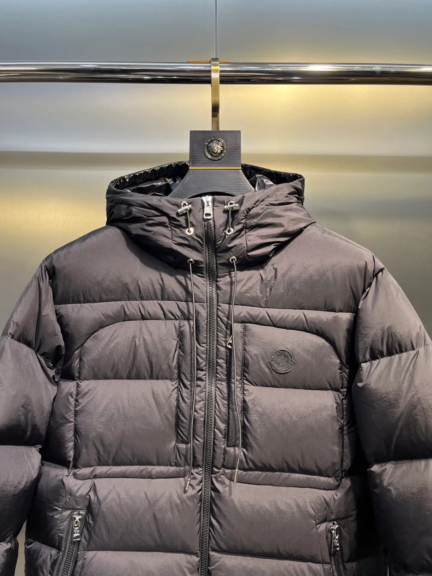 P1020 moncler 🌟2025 new autumn and winter down jacket. Original 1:1 custom-made hardware accessories, all imported and original customization. Welcome to compare at the counter. Absolutely high quality. Made of top-grade 90 white duck down. Super soft. Full and fluffy. Super heavy workmanship. Fabric workmanship and perfect shape. Note that the fabric is super comfortable. Exclusive model. Non-market goods. Same sizes for men and women.  size: 12345