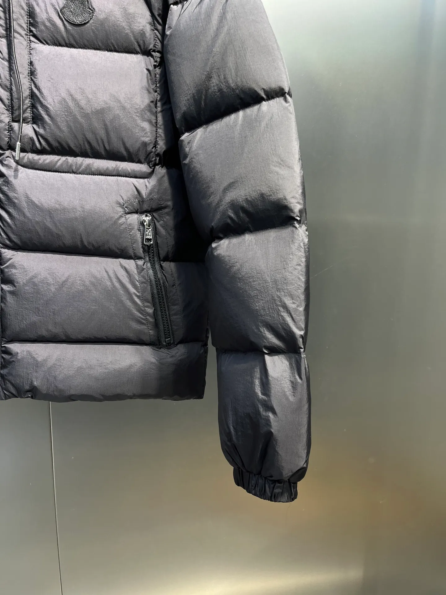 P1020 moncler 🌟2025 new autumn and winter down jacket. Original 1:1 custom-made hardware accessories, all imported and original customization. Welcome to compare at the counter. Absolutely high quality. Made of top-grade 90 white duck down. Super soft. Full and fluffy. Super heavy workmanship. Fabric workmanship and perfect shape. Note that the fabric is super comfortable. Exclusive model. Non-market goods. Same sizes for men and women.  size: 12345