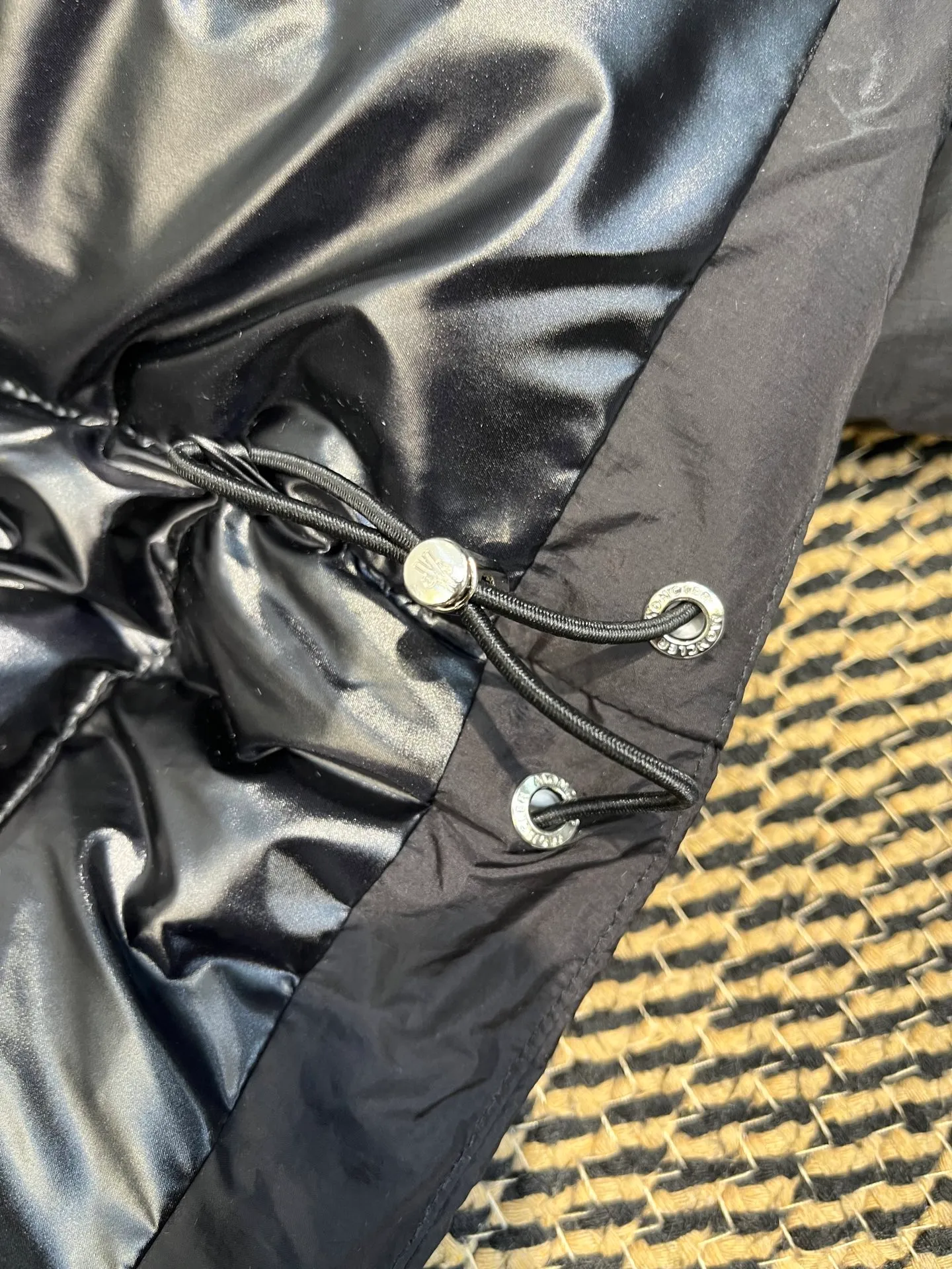 P1020 moncler 🌟2025 new autumn and winter down jacket. Original 1:1 custom-made hardware accessories, all imported and original customization. Welcome to compare at the counter. Absolutely high quality. Made of top-grade 90 white duck down. Super soft. Full and fluffy. Super heavy workmanship. Fabric workmanship and perfect shape. Note that the fabric is super comfortable. Exclusive model. Non-market goods. Same sizes for men and women.  size: 12345