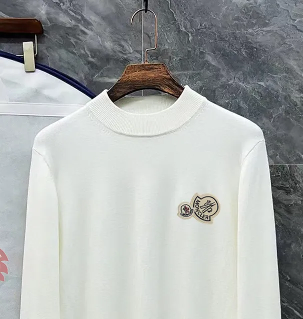 P210 Moncler muzzle, complete with 3 labels, classic logo embroidered turtleneck sweater, fine wool blended sweater, high-end customized collection for men and women, affiliated to the brand's high-end main line, patented top-grade yarn blending, using innovation to interpret conventional styles. The configuration of the fabric is subversive. The details are remarkable. The most anticipated sweater in winter. Full of high-end sense. Outflowed from the brand's designated Zhejiang processing factory. Very cost-effective. Meri wool yarn is of excellent quality. It feels super soft, delicate, soft, non-pilling and does not deform. It is available at all major counters at the same time. It is a must-have product every year. The product seems simple, the process is extremely complicated, and the upper body is not picky. The upper body is extremely skin-friendly and comfortable. It can be worn close to the body with an outer jacket or as an outer layer. Color: Black White Size: M L XL 2XL 3XL