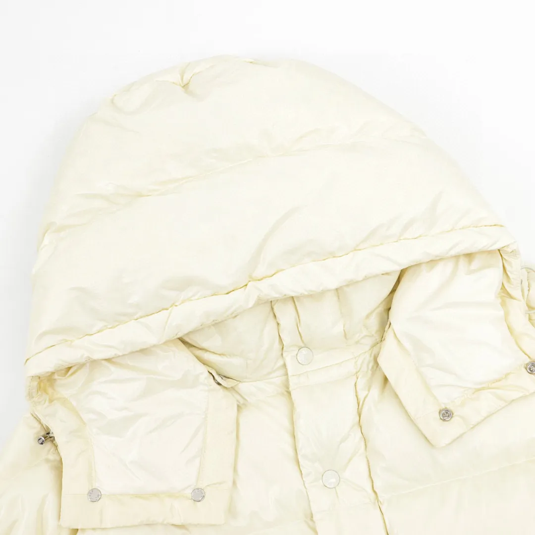 P780 Moncler/Moncler 70th Anniversary Limited Edition Short Down Jacket (filled with 90% large white duck down) Non-commercial version, undoubtedly the top version, ceiling level 𝗠𝗼𝗻𝗰1𝗲𝗿｜Moncler Maya 70th Anniversary Limited Edition/Short Down Jacket Description: 𝗠𝗼𝗻𝗰𝗲𝗿 Maya down jacket is specially reinterpreted to celebrate the 70th anniversary of 𝗠𝗼𝗻𝗰𝗲𝗿, with new colors reviving the iconic silhouette. A classic example of the brand's DNA, it's made from shiny lacquered nylon and embellished with signature rectangular quilting. A classic cropped design that transcends seasons and styles, it features a statement silhouette, removable hood and adjustable hem. The sleeves are decorated with the brand's signature classic patch pockets and a patchwork logo designed to celebrate the 70th anniversary.  Top quality, filled with 90% standard large white duck down, high-end quality one-to-one customized hardware, specific fabrics, specific black lacquered fabrics!  Style number: A92# Color: black white gray green Size: 1-5