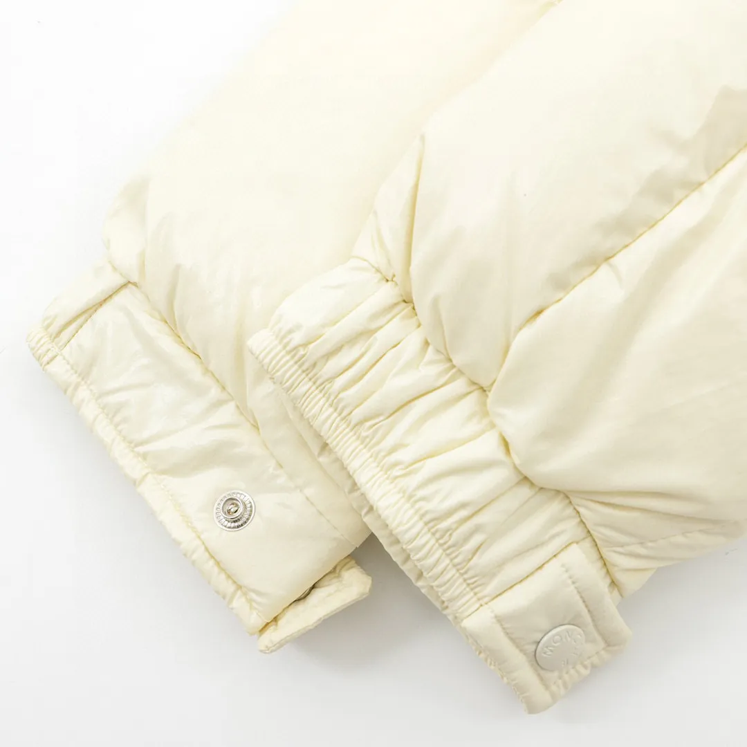 P780 Moncler/Moncler 70th Anniversary Limited Edition Short Down Jacket (filled with 90% large white duck down) Non-commercial version, undoubtedly the top version, ceiling level 𝗠𝗼𝗻𝗰1𝗲𝗿｜Moncler Maya 70th Anniversary Limited Edition/Short Down Jacket Description: 𝗠𝗼𝗻𝗰𝗲𝗿 Maya down jacket is specially reinterpreted to celebrate the 70th anniversary of 𝗠𝗼𝗻𝗰𝗲𝗿, with new colors reviving the iconic silhouette. A classic example of the brand's DNA, it's made from shiny lacquered nylon and embellished with signature rectangular quilting. A classic cropped design that transcends seasons and styles, it features a statement silhouette, removable hood and adjustable hem. The sleeves are decorated with the brand's signature classic patch pockets and a patchwork logo designed to celebrate the 70th anniversary.  Top quality, filled with 90% standard large white duck down, high-end quality one-to-one customized hardware, specific fabrics, specific black lacquered fabrics!  Style number: A92# Color: black white gray green Size: 1-5