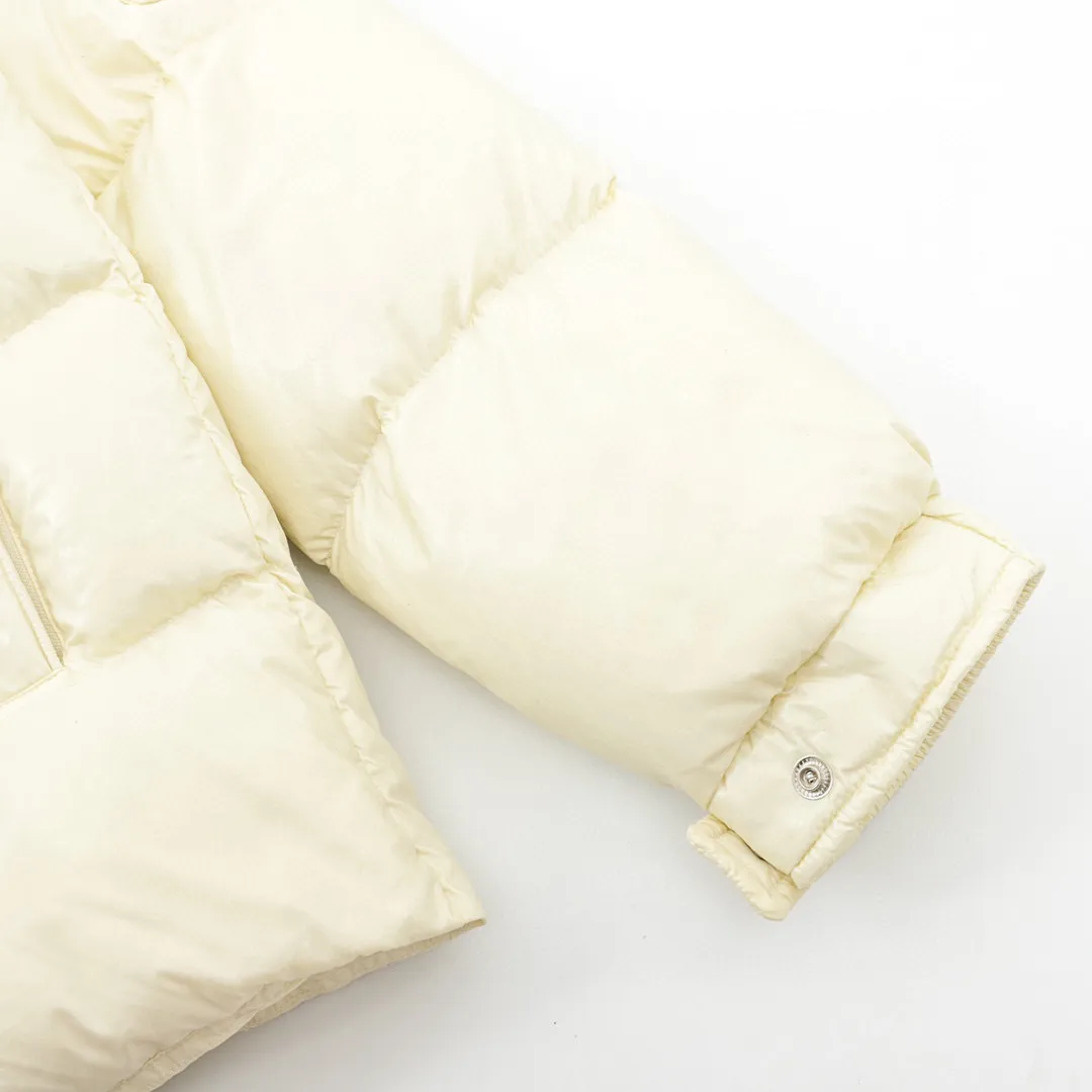 P780 Moncler/Moncler 70th Anniversary Limited Edition Short Down Jacket (filled with 90% large white duck down) Non-commercial version, undoubtedly the top version, ceiling level 𝗠𝗼𝗻𝗰1𝗲𝗿｜Moncler Maya 70th Anniversary Limited Edition/Short Down Jacket Description: 𝗠𝗼𝗻𝗰𝗲𝗿 Maya down jacket is specially reinterpreted to celebrate the 70th anniversary of 𝗠𝗼𝗻𝗰𝗲𝗿, with new colors reviving the iconic silhouette. A classic example of the brand's DNA, it's made from shiny lacquered nylon and embellished with signature rectangular quilting. A classic cropped design that transcends seasons and styles, it features a statement silhouette, removable hood and adjustable hem. The sleeves are decorated with the brand's signature classic patch pockets and a patchwork logo designed to celebrate the 70th anniversary.  Top quality, filled with 90% standard large white duck down, high-end quality one-to-one customized hardware, specific fabrics, specific black lacquered fabrics!  Style number: A92# Color: black white gray green Size: 1-5