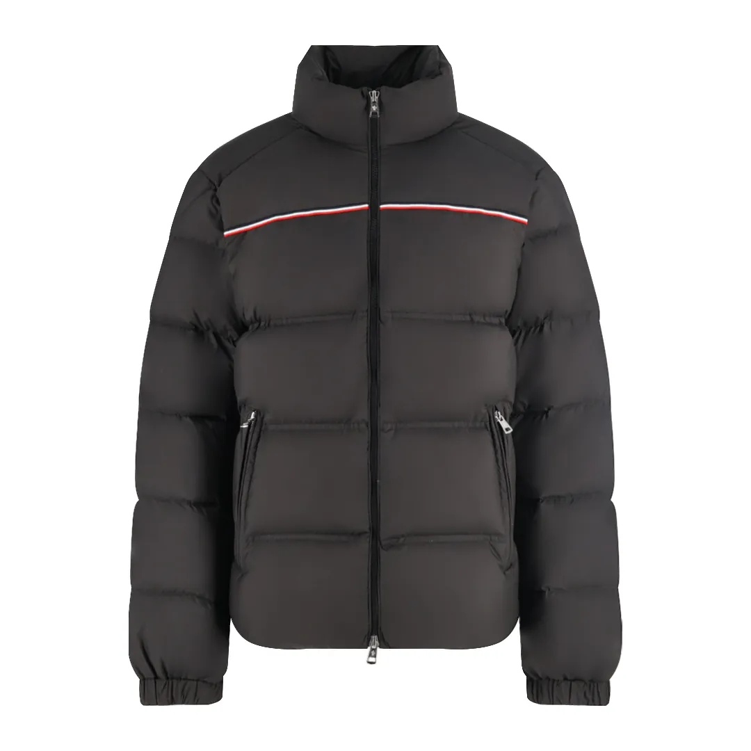 P1170 Moncler three-color web down jacket (black) is made of customized lightweight waterproof breathable 100% polyester fabric. Filled with RDS-certified 90% high-loft white duck down, the filling volume is about 400G, and the fill power is as high as 800+ 5A standard warmth level! The logo is made using Tajima three-dimensional embroidery technology and imported German machine anti-velvet needles, with extremely high precision. Custom-woven three-color ribbon, wide-width color matching and perfect details. The entire set of excipients is independently developed, and every small detail is perfectly presented. Size:1-2-3-4-5