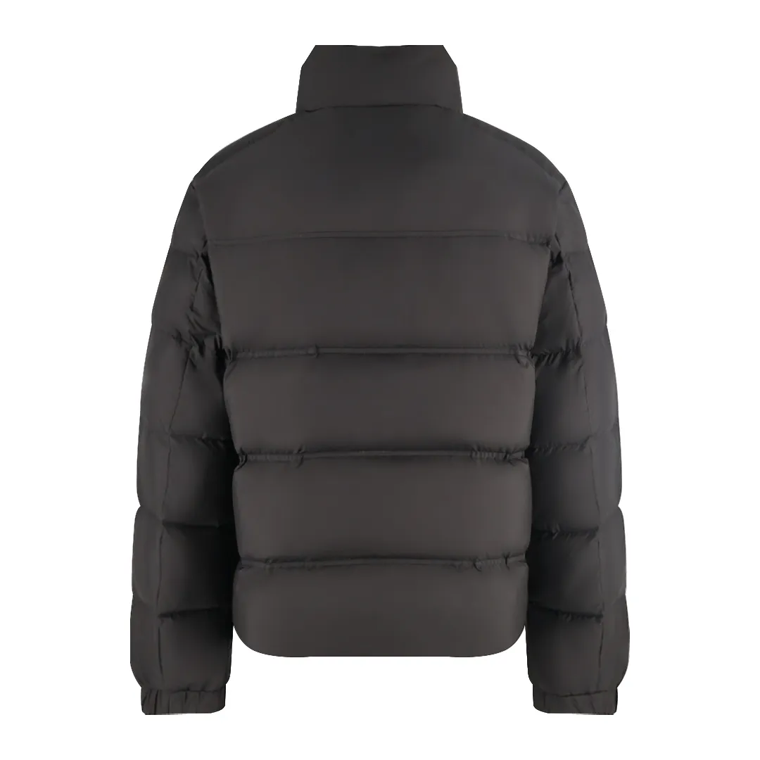 P1170 Moncler three-color web down jacket (black) is made of customized lightweight waterproof breathable 100% polyester fabric. Filled with RDS-certified 90% high-loft white duck down, the filling volume is about 400G, and the fill power is as high as 800+ 5A standard warmth level! The logo is made using Tajima three-dimensional embroidery technology and imported German machine anti-velvet needles, with extremely high precision. Custom-woven three-color ribbon, wide-width color matching and perfect details. The entire set of excipients is independently developed, and every small detail is perfectly presented. Size:1-2-3-4-5