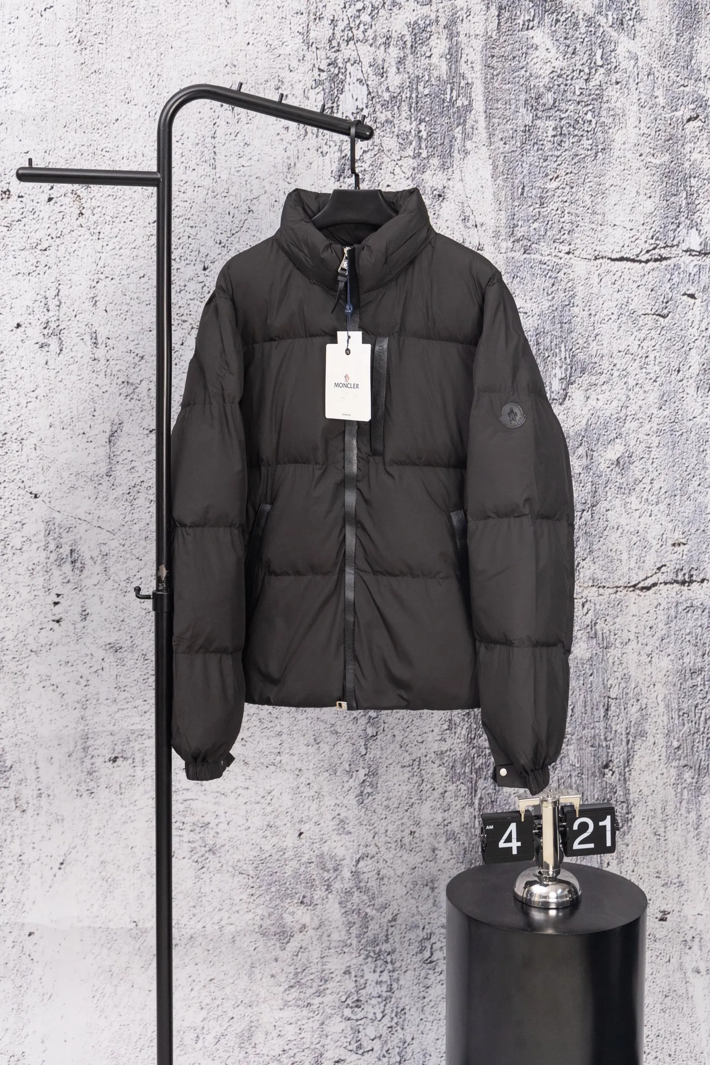 P560 Moncler New Besbre Zipper Stand Collar Down Jacket A new fashionable stand collar down jacket for autumn and winter. The overall design is simple and beautiful. It is also very versatile and suitable for any occasion. Paired with a sweatshirt inside, it is fashionable, age-reducing and warm. The body is decorated with leather zipper design pockets, which is fashionable and high-end. The sleeve arms are embellished with the brand's iconic logo, which not only highlights the brand's charm, but also has a high degree of recognition. The luxurious and low-key design is simply great! Powerful functionality brings warmth to the cold winter. It is windproof and waterproof. With 90% velvet content, it can keep you warm even on sub-zero nights. Size: M-XXL