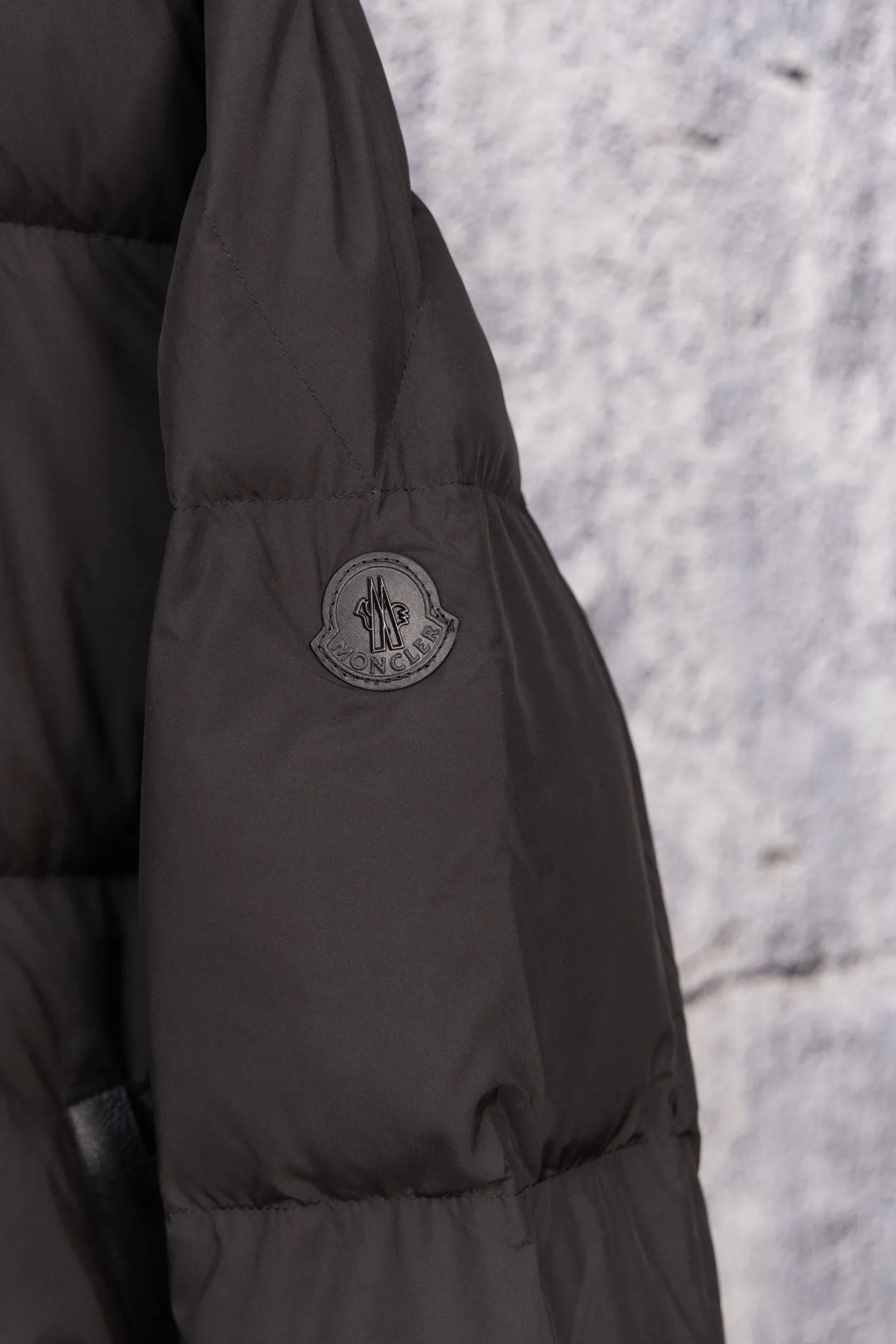 P560 Moncler New Besbre Zipper Stand Collar Down Jacket A new fashionable stand collar down jacket for autumn and winter. The overall design is simple and beautiful. It is also very versatile and suitable for any occasion. Paired with a sweatshirt inside, it is fashionable, age-reducing and warm. The body is decorated with leather zipper design pockets, which is fashionable and high-end. The sleeve arms are embellished with the brand's iconic logo, which not only highlights the brand's charm, but also has a high degree of recognition. The luxurious and low-key design is simply great! Powerful functionality brings warmth to the cold winter. It is windproof and waterproof. With 90% velvet content, it can keep you warm even on sub-zero nights. Size: M-XXL