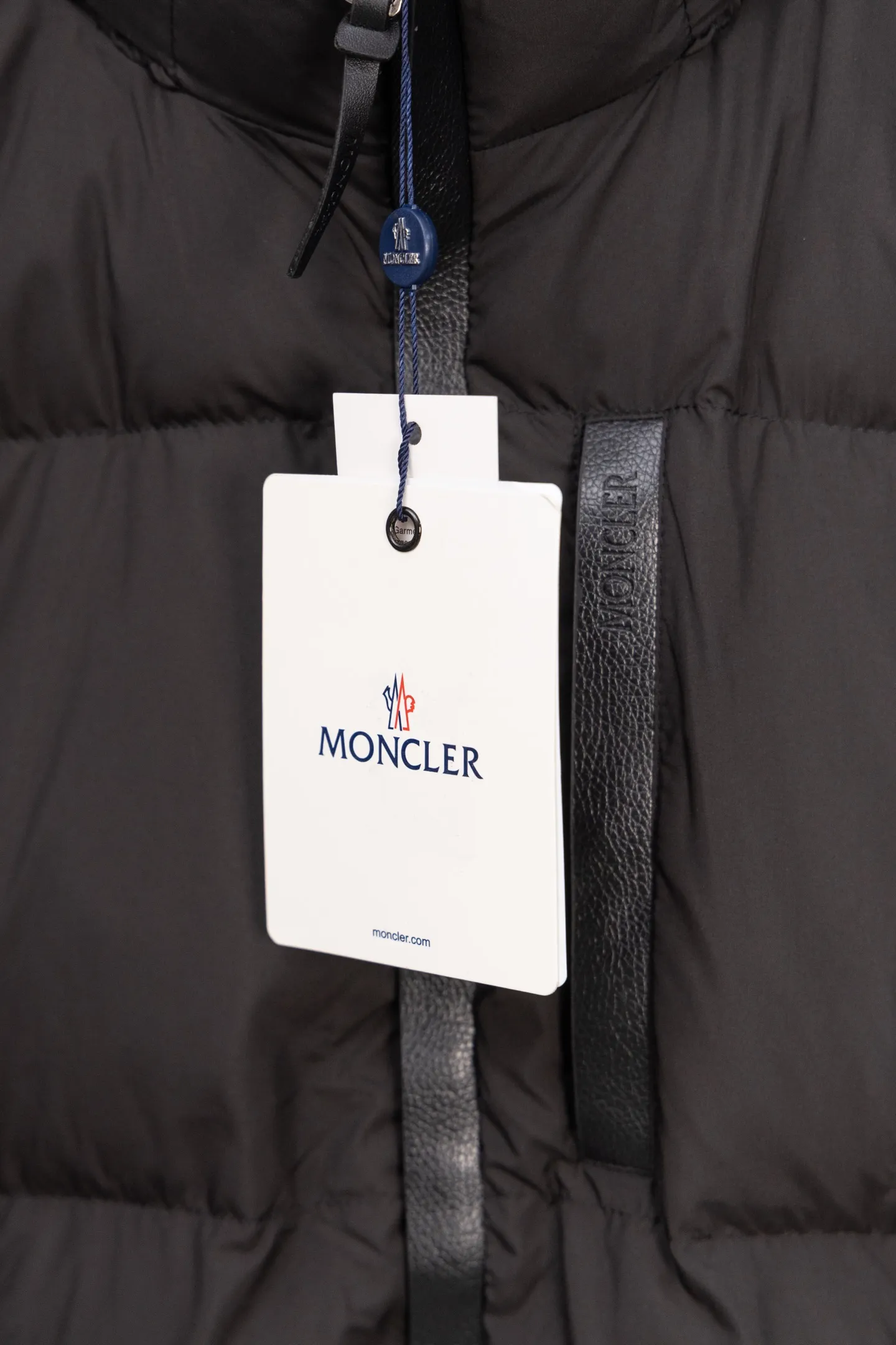 P560 Moncler New Besbre Zipper Stand Collar Down Jacket A new fashionable stand collar down jacket for autumn and winter. The overall design is simple and beautiful. It is also very versatile and suitable for any occasion. Paired with a sweatshirt inside, it is fashionable, age-reducing and warm. The body is decorated with leather zipper design pockets, which is fashionable and high-end. The sleeve arms are embellished with the brand's iconic logo, which not only highlights the brand's charm, but also has a high degree of recognition. The luxurious and low-key design is simply great! Powerful functionality brings warmth to the cold winter. It is windproof and waterproof. With 90% velvet content, it can keep you warm even on sub-zero nights. Size: M-XXL