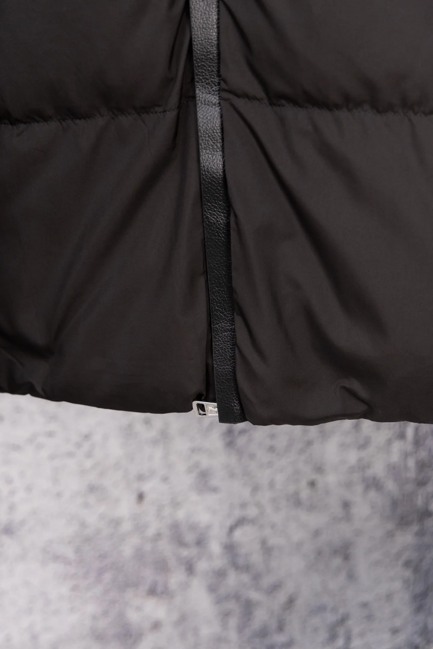 P560 Moncler New Besbre Zipper Stand Collar Down Jacket A new fashionable stand collar down jacket for autumn and winter. The overall design is simple and beautiful. It is also very versatile and suitable for any occasion. Paired with a sweatshirt inside, it is fashionable, age-reducing and warm. The body is decorated with leather zipper design pockets, which is fashionable and high-end. The sleeve arms are embellished with the brand's iconic logo, which not only highlights the brand's charm, but also has a high degree of recognition. The luxurious and low-key design is simply great! Powerful functionality brings warmth to the cold winter. It is windproof and waterproof. With 90% velvet content, it can keep you warm even on sub-zero nights. Size: M-XXL